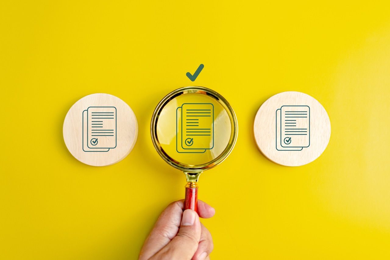 Dokumente mit einer Lupe