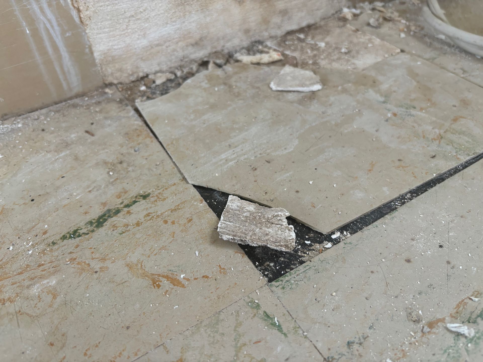 Drei Menschen auf einer Baustelle