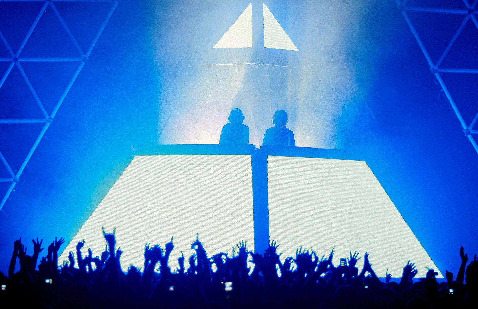 Daft Punk alias Thomas und Guy-Manuel geben am Freitag (29.06.2007) ein Konzert in der Philipshalle in Düsseldorf. Zum ersten Mal seit einem Jahrzehnt ist das französisches Musik-Phänomen Daft Punk auf einer Bühne in Deutschland aufgetreten. Das Elektronik-Duo setzte mit einem Auftritt vor rund 2500 Menschen in der Düsseldorfer Philipshalle am Freitagabend sein mysteriöses Wirken fort. Kaum jemand kennt die Gesichter und Stimmen von Thomas Bangalter und Guy-Manuel de Homem Christo. Foto: David Ebener dpa/lnw