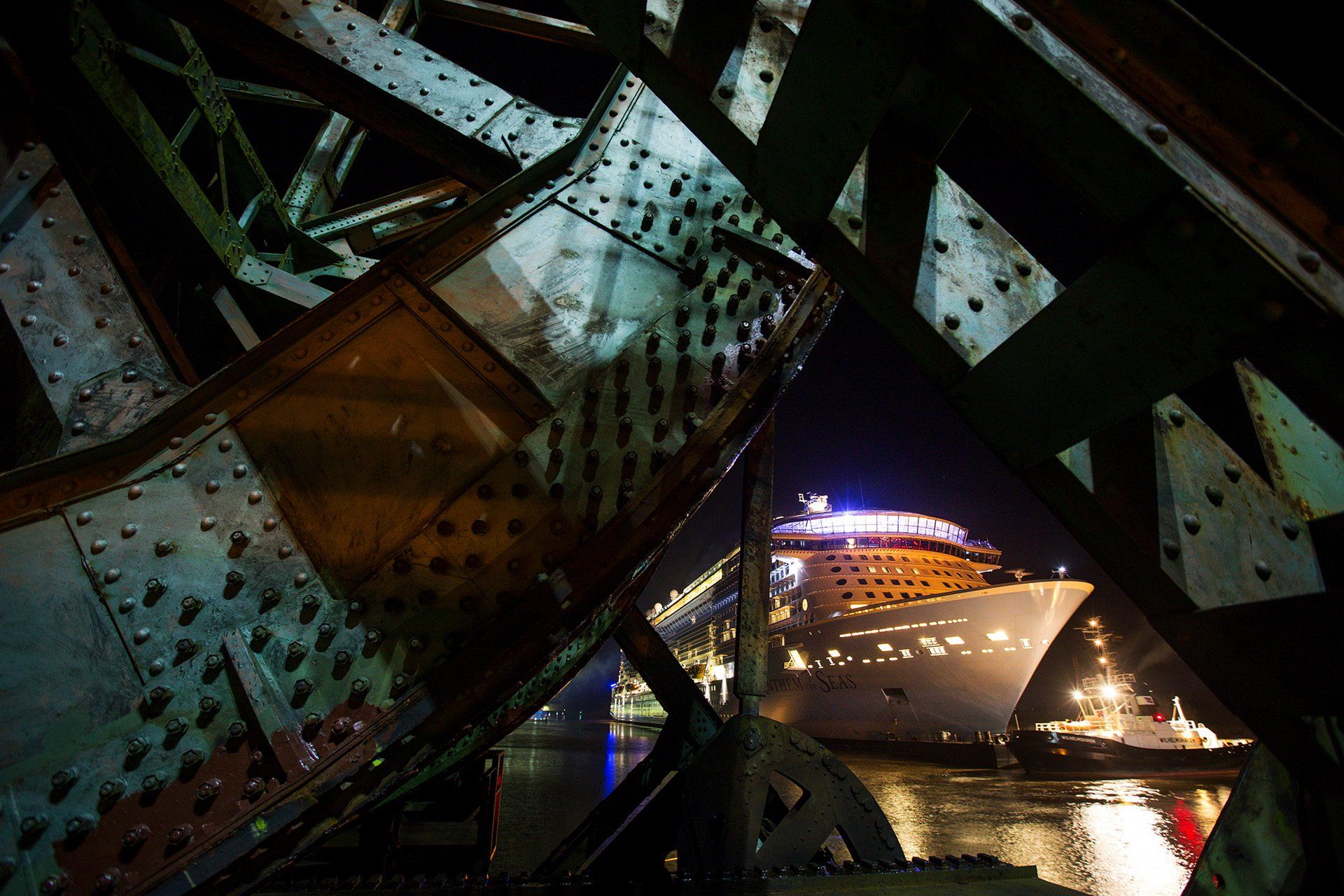 Das Kreuzfahrtschiff „Anthem of the Seas“ der Meyer Werft in Papenburg passiert die Friesenbrücke Richtung Nordsee - 10.03.2015 in Weener (Niedersachsen). Foto: David Ebener