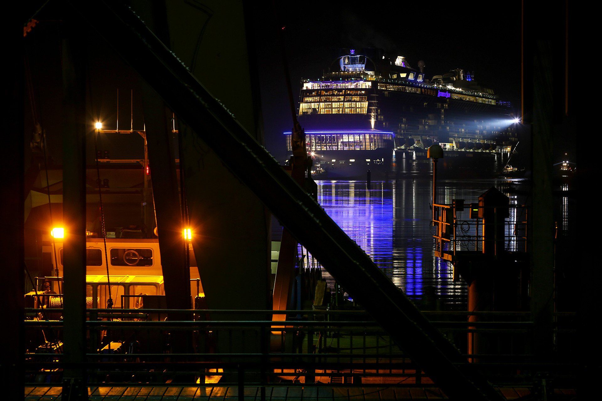 Das Kreuzfahrtschiff „Anthem of the Seas“ der Meyer Werft passiert die Friesenbrücke Richtung Nordsee - 10.03.2015 in Weener (Niedersachsen). Foto: David Ebener