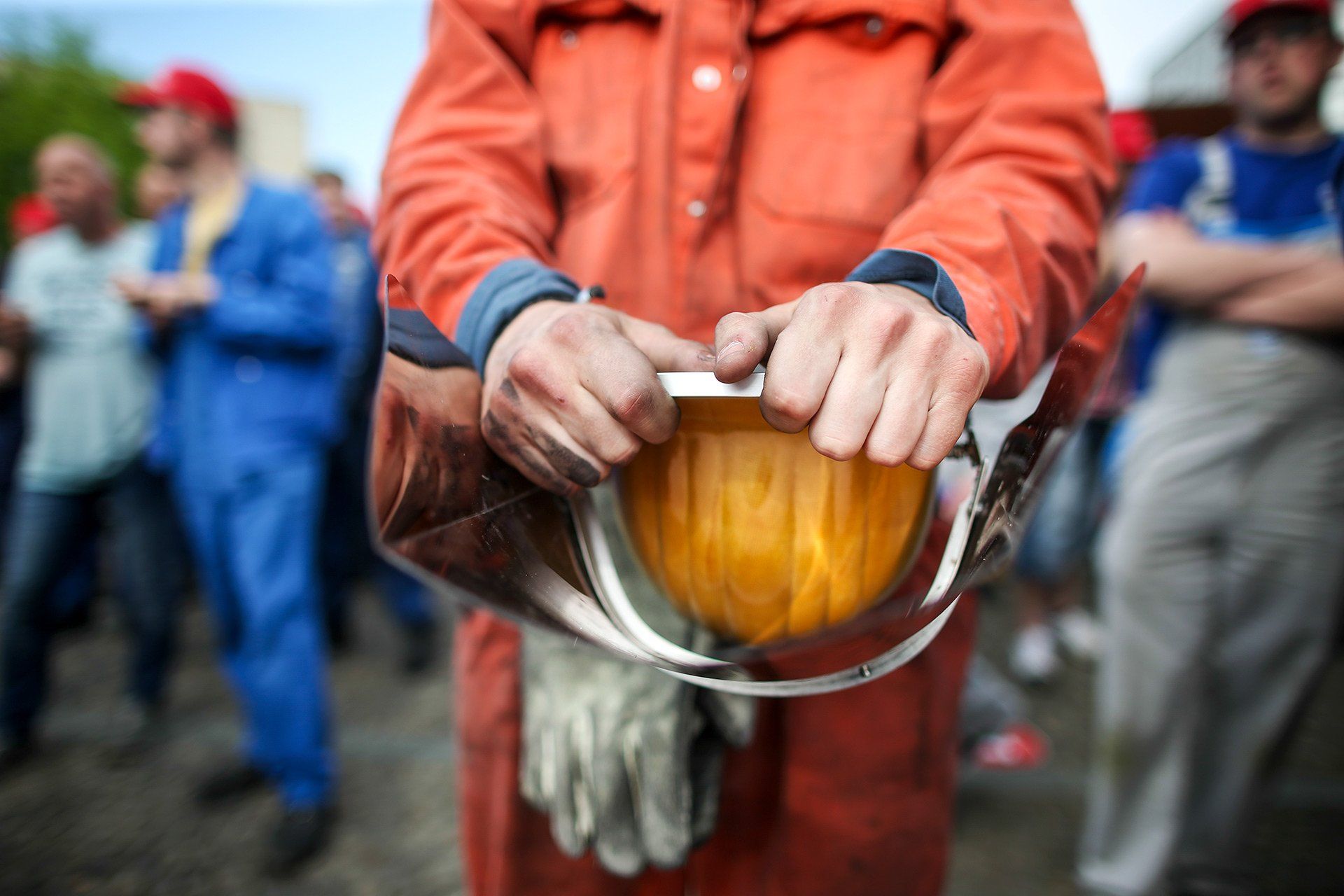 Workers' hands – IG Metall warning strikes on 11 May 2016 in Osnabrück. Photo: David Ebener *** Keywords *** IG Metall warning strikes, warning strike, strike