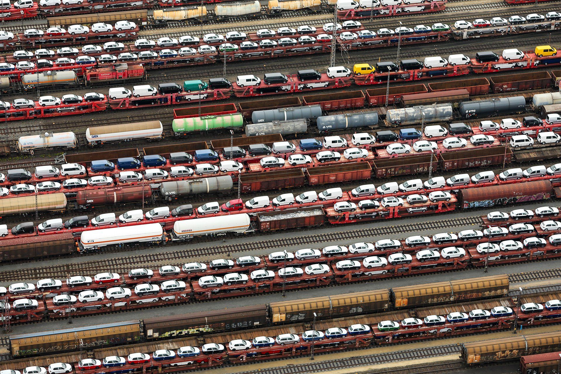 Neufahrzeuge der Marken VW und Porsche warten am 29.06.2016 auf Zügen neben dem Gelände von Volkswagen in Osnabrück auf ihre Auslieferung. Foto: David Ebener *** Stichworte *** Luftaufnahme, Luftbild, Luftaufnahmen, VW, Volkswagen, Porsche, Industrie, Fabrik, Auto, Autos, Fahrzeuge,