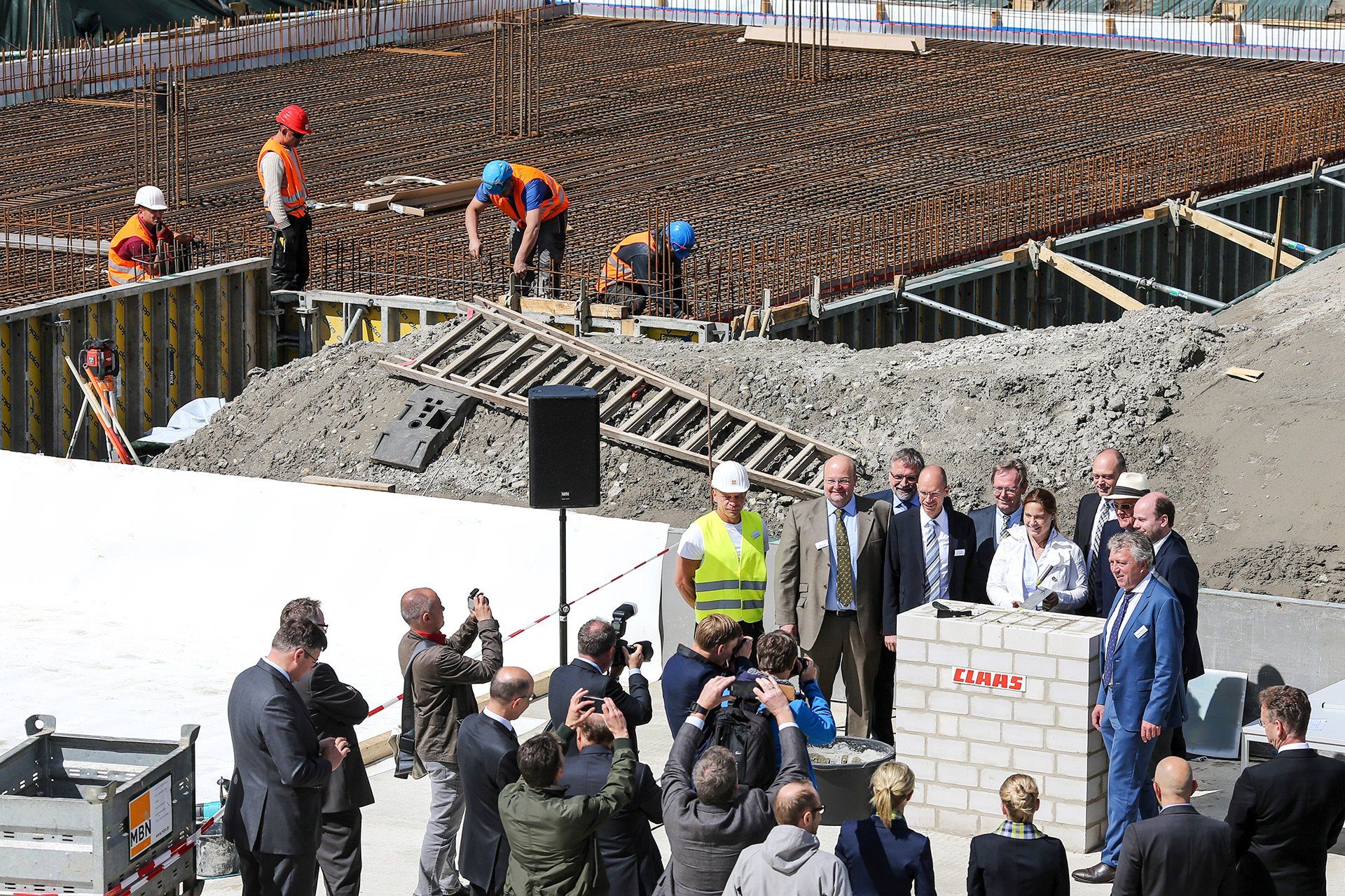 Cathrina Claas-Mühlhäuser, Vorsitzende des Aufsichtsrates, wohnt am 06.07.2016 der Grundsteinlegung des neuen Entwicklungszentrums des Landmaschinenkonzerns Claas in Dissen am Teutoburger Wald bei. Foto: David Ebener *** Stichworte *** Claas Entwicklungszentrum in Dissen - Grundsteinlegung, Baustelle, Bau, Bauarbeiter