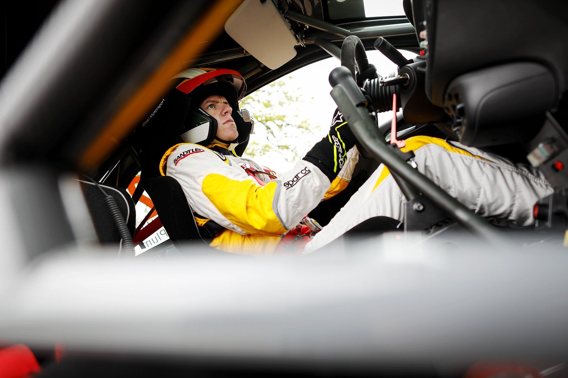 Der an Mukoviszidose erkrankte Rennfahrer Christoph Hilmes sitzt am 03.05.2017 in Hilter-Uphöfen am Steuer seiner