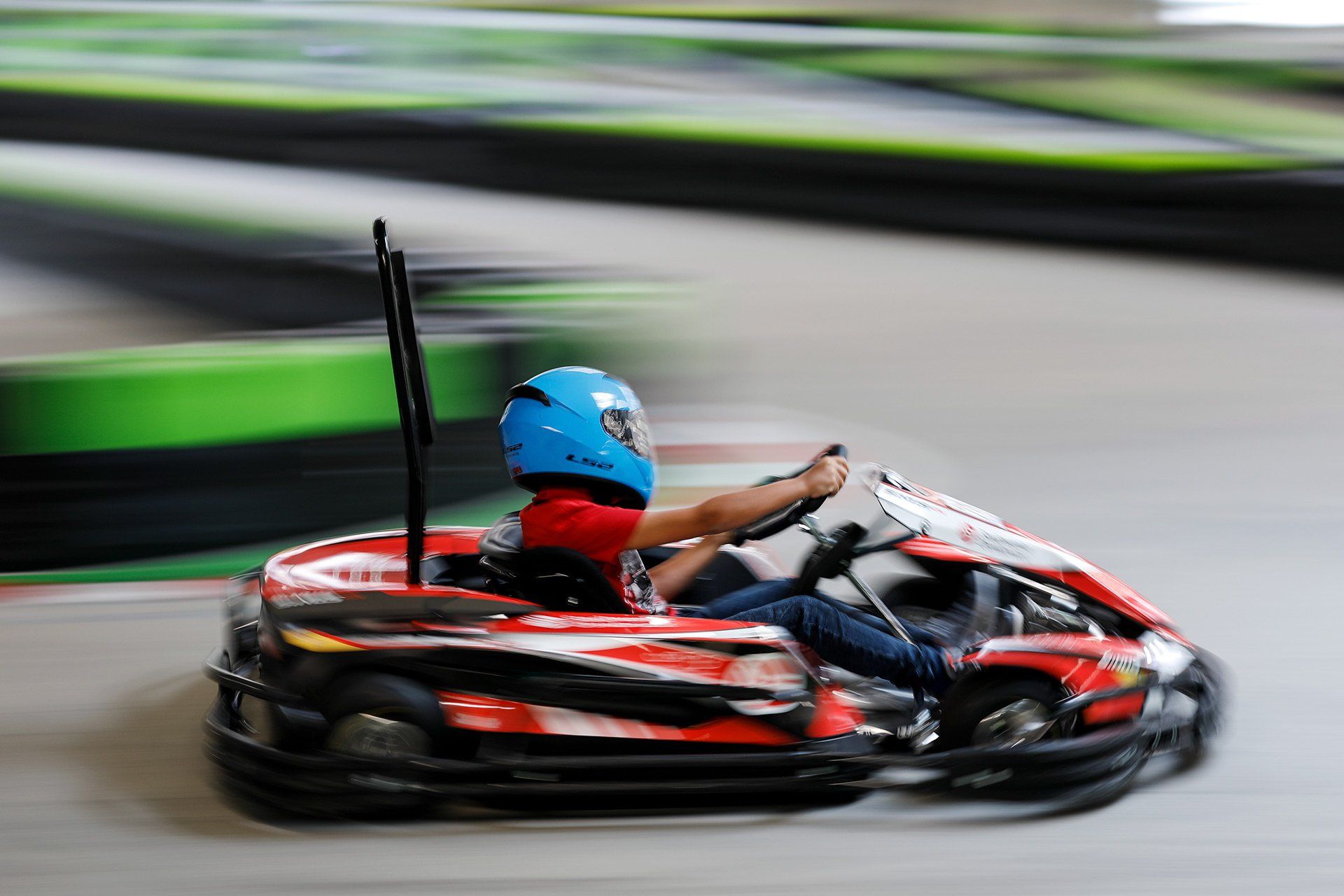 Motorsportbegeisterte drehen am 29.06.2017 auf der Elektro-Kartbahn Nettedrom am Nettebad in Osnabrück ihre Runden in den kleinen Flitzern. Foto: David Ebener ***Stichworte*** Kart, E-Kart, Elektro, Strom, Kartbahn, Rennen, Rennsport
