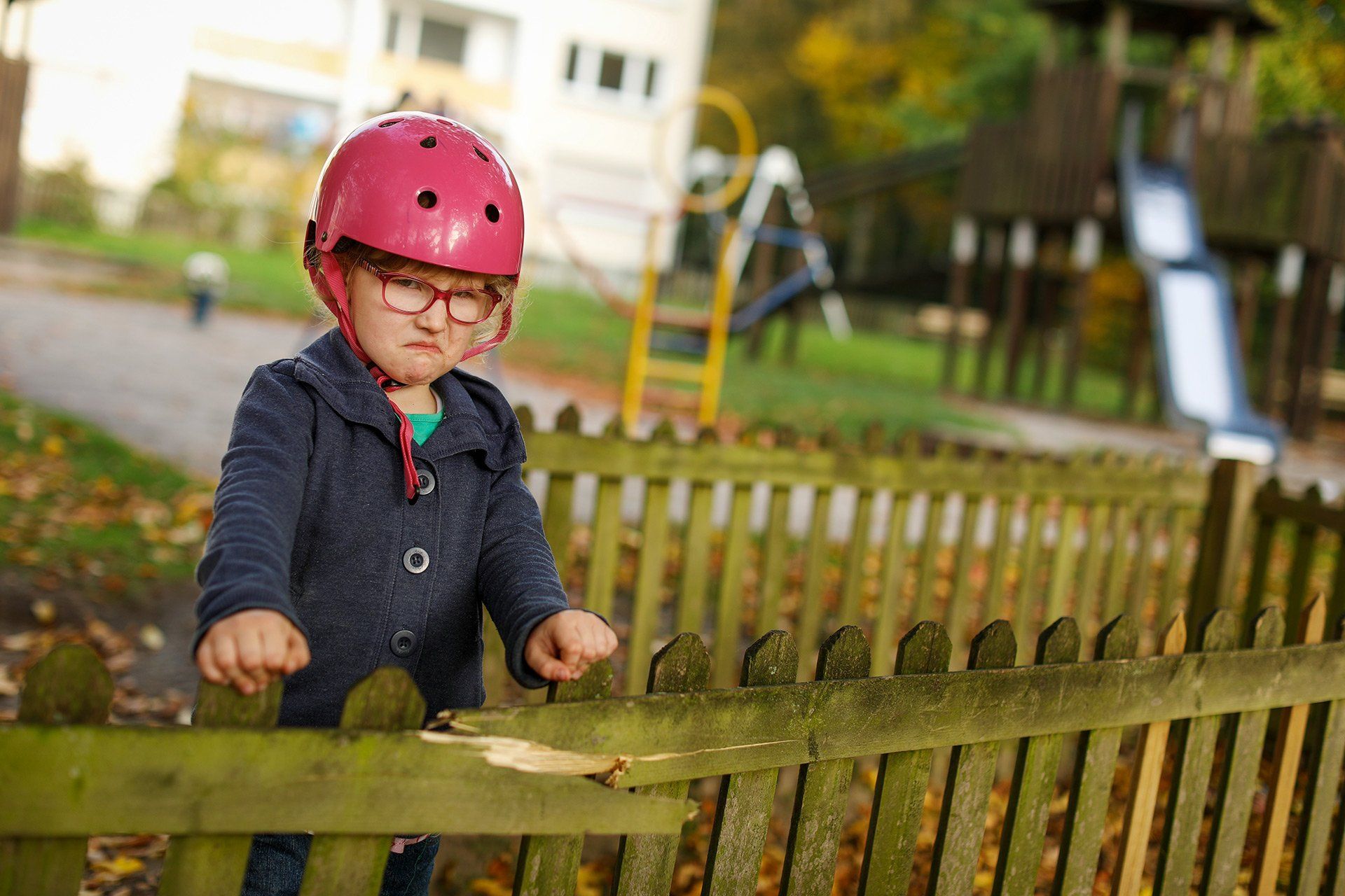 Lischa ist sauer, dass ihr Spielplatz in einem solch schlechten Zustand ist - Der Spielplatz in der Dodesheide in Osnabrück (Dodeshausweg Ecke Mecklenburger Straße) befindet sich am 18.10.2017 in einem schäbigen und für die Kinder gefährlichen Zustand. Foto: David Ebener ***Stichworte*** Gefährlicher Spielplatz in der Dodesheide, Spielen, Spielplatz