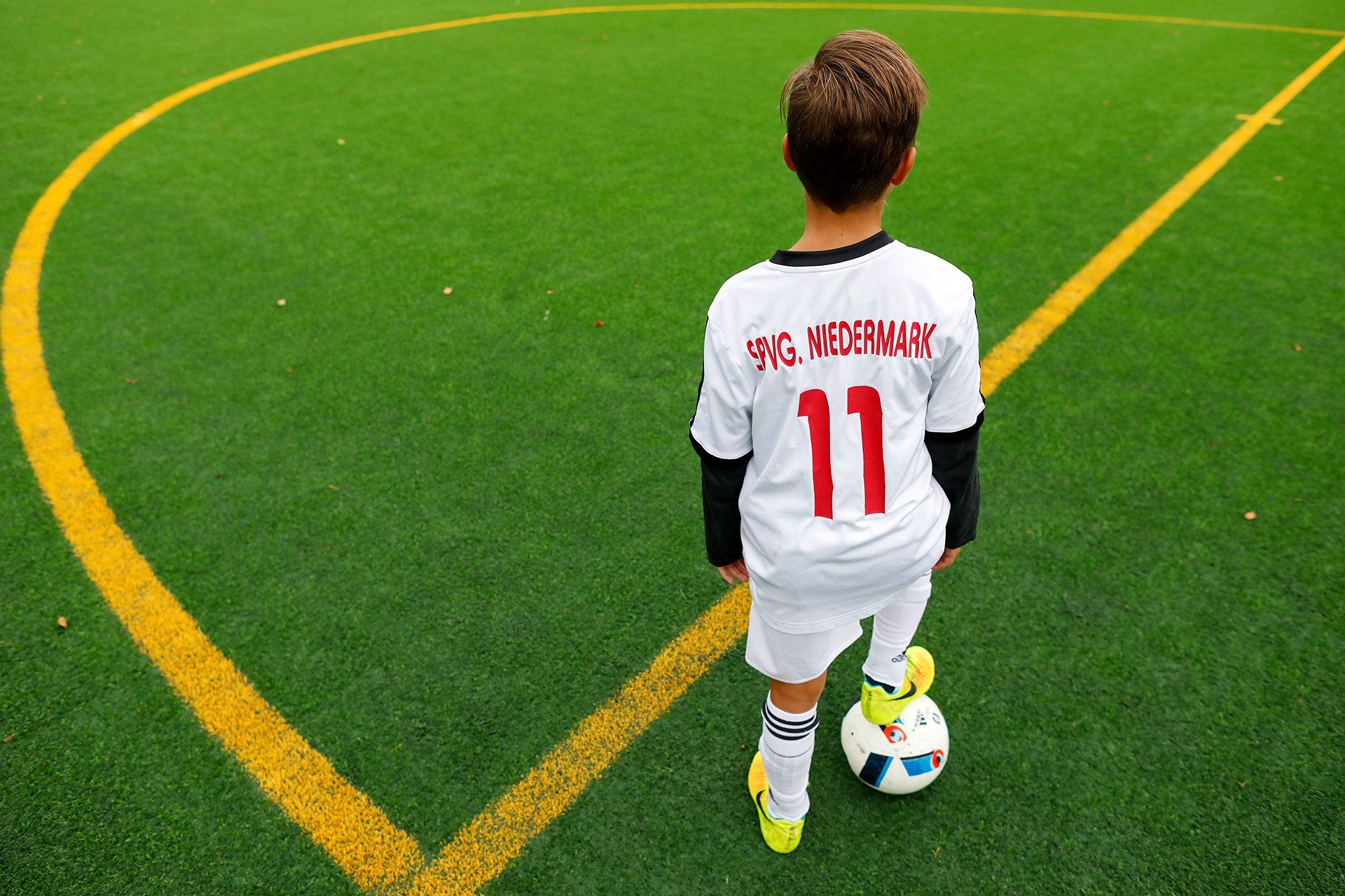 Spieler der Spvg. Niedermark machen sich am 20.10.2017 warm für ein E-Jugendturnier auf dem neuen Kunstrasenplatz der Sportanlage