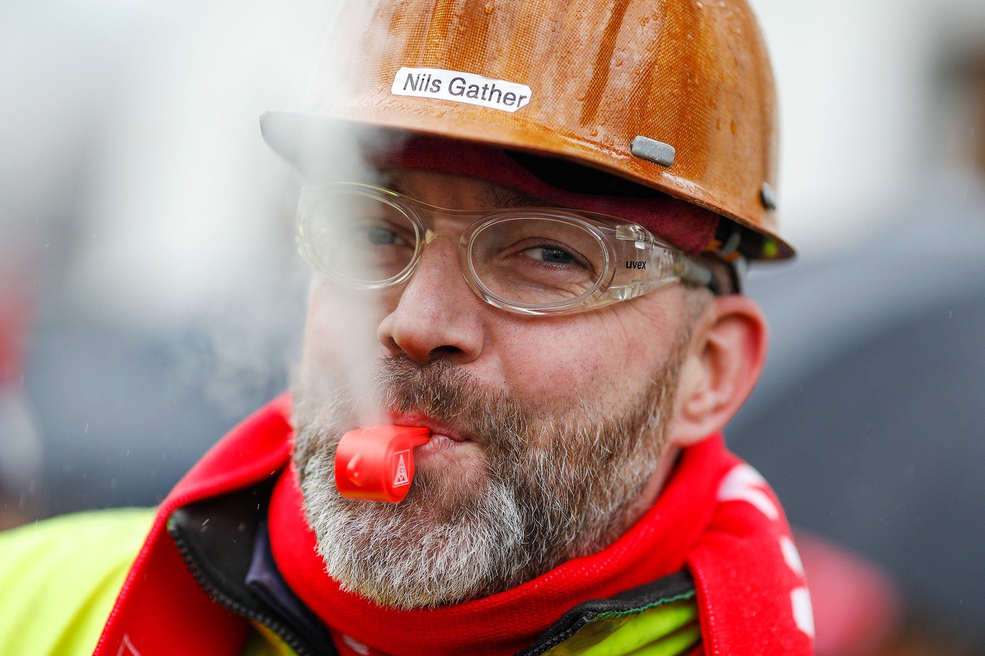 Nils Gather bläst am 22.01.2018 während eines Warnstreiks der IG Metall vor dem Industriellen Arbeitgeberverband (IAV) in Osnabrück den Dampf einer E-Zigarette durch seine Trillerpfeife. Foto: David Ebener ***Stichworte*** Industrieller Arbeitgeberverband, IGM, Streik, Warnstreik, Tarif, Tarifvertrag, Tarifrunde, Gewerkschaft, Demo, Demontration, Kundgebung