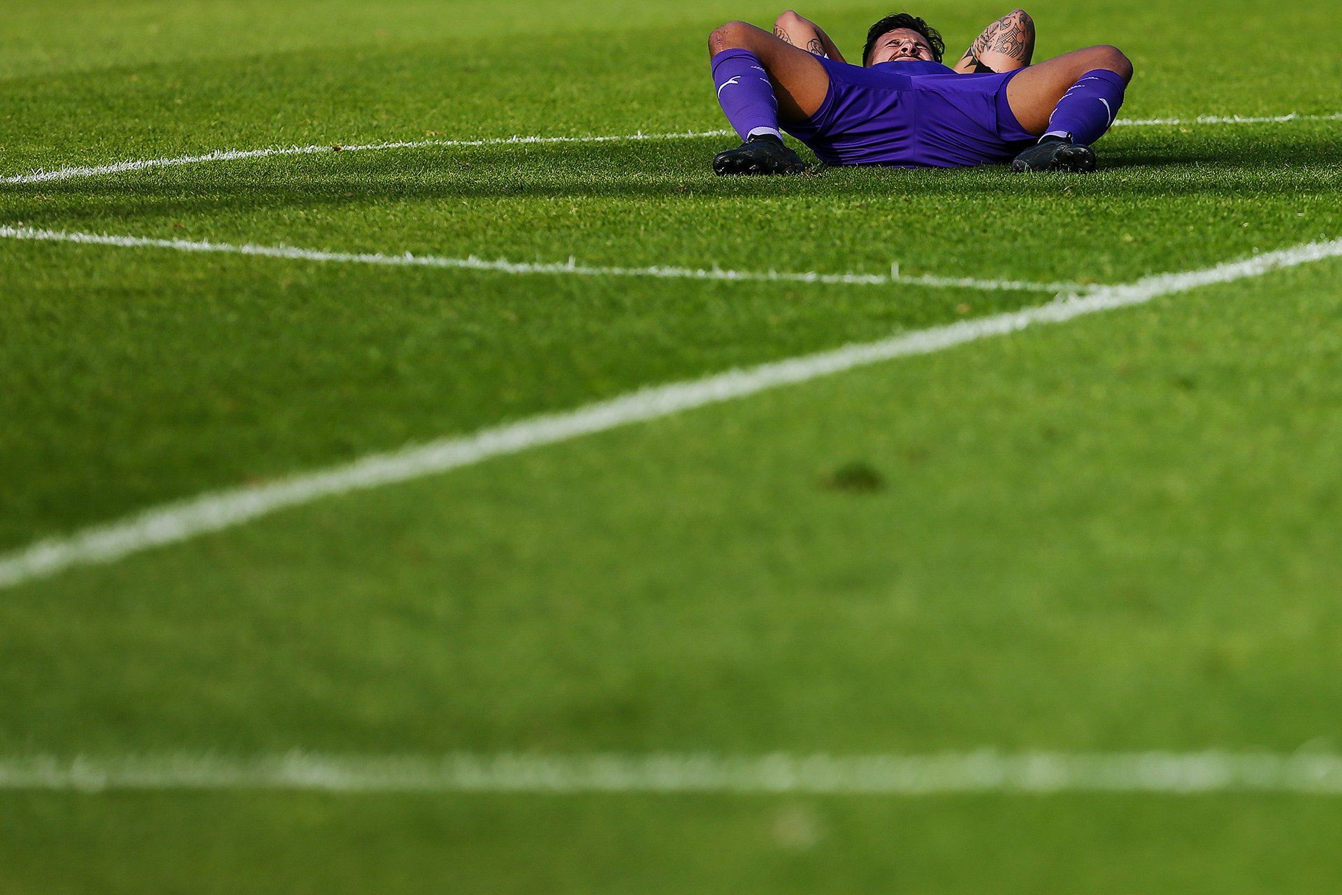 Fußball 3. Liga 11. Spieltag : VfL Osnabrück - 1. FC Kaiserslautern am 06.10.2018 im Stadion an der Bremer Brücke in Osnabrück. Osnabrücks Marcos Alvarez liegt nach dem 2:0 Sieg auf dem Rasen. Foto: David Ebener ***Stichworte*** Sport, Personen, Fußball, 11. Spieltag, Bremer Brücke, Osnatel Arena, dritte 3. Liga