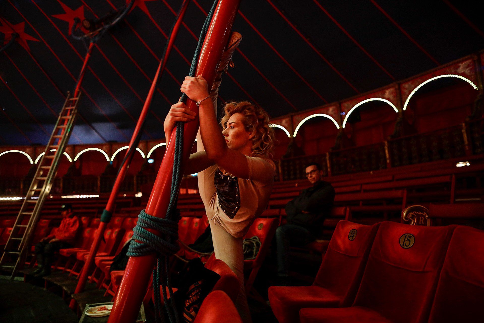 Unterwegs zuhause: Zirkusleben bei Roncalli - Artistin Nataliya (34) dehnt sich am 18.12.2018 vor den Proben im Roncalli Weihnachtscircus auf dem Gelände Halle Gartlage in Osnabrück, auf dem vom 21. Dezember bis 06. Januar die Vorstellungen stattfinden. Foto: David Ebener ***Stichworte*** #Roncalli, Circus Roncalli, Zirkus, Artisten, Weihnachtscircus, Weihnachtszirkus, Zirkusfamilie. Zirkusfamilien, Probe, Proben