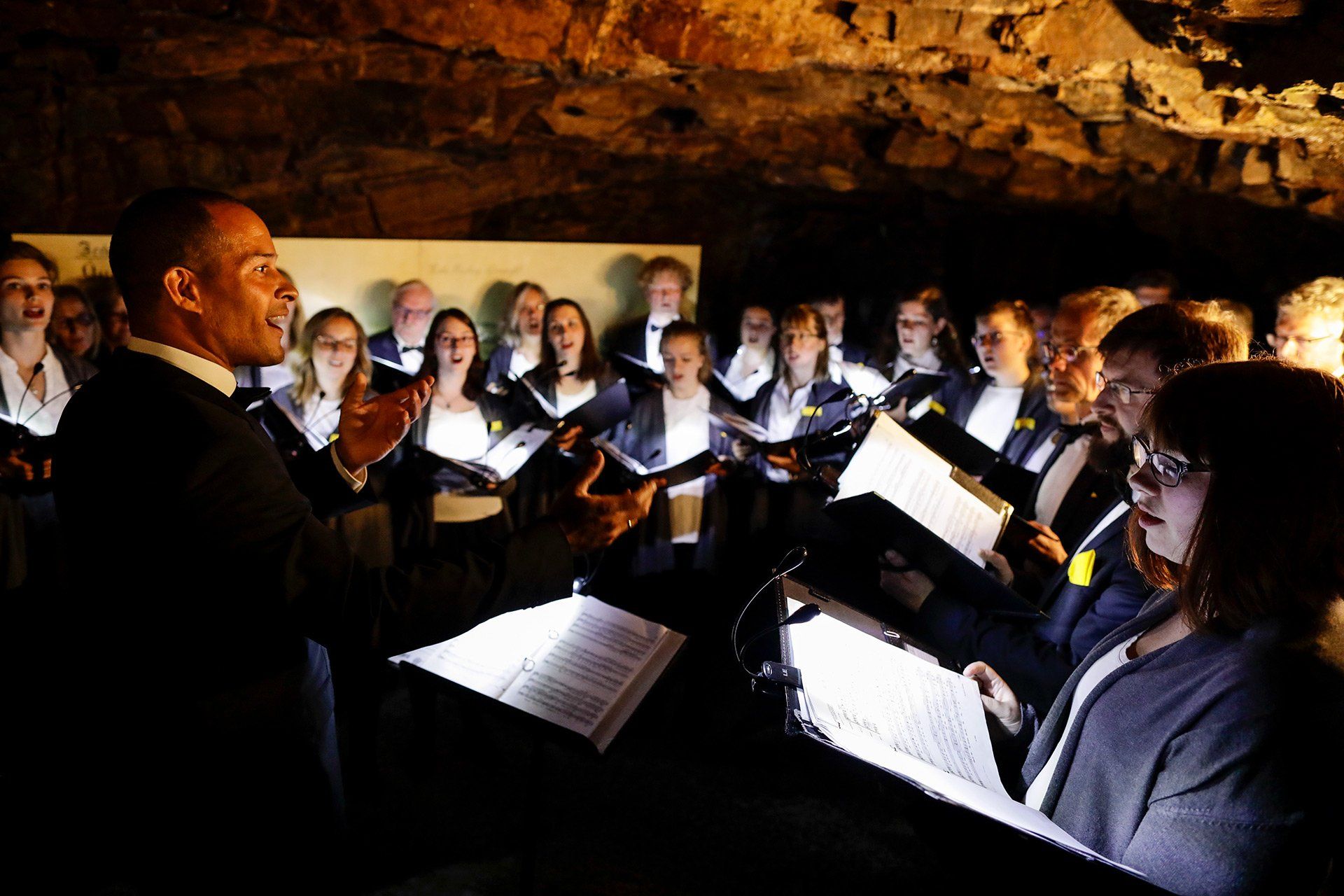 Stephan Lutermann dirigiert das Vokalconsort Osnabrück am 04.05.2019 während