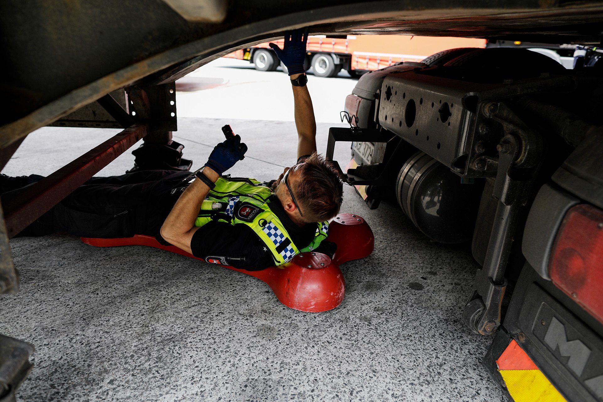 Die Regionale Kontrollgruppe der Polizeidirektion Osnabrück führt am 06.06.2019 auf dem Parkplatz Rottkamp-Süd an der A30 auf Höhe Bissendorf eine Kontrolle des Schwerlastverkehrs durch. Foto: David Ebener ***Stichworte*** Polizeikommissariat BAB Osnabrück, Autobahn, Polizei, Polizeikontrolle, Verkehr, Rottkamp