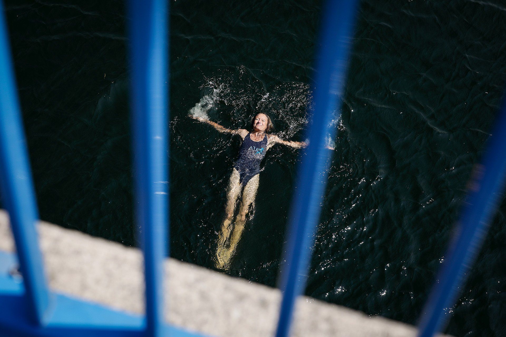 Eine Frau nutzt am 26.06.2019 ihre Mittagspause, um sich im Stichkanal Osnabrück abzukühlen. Foto: David Ebener ***Stichworte*** Hitzewelle, Wetter, hitze, Heiß, Baden, Schwimmen