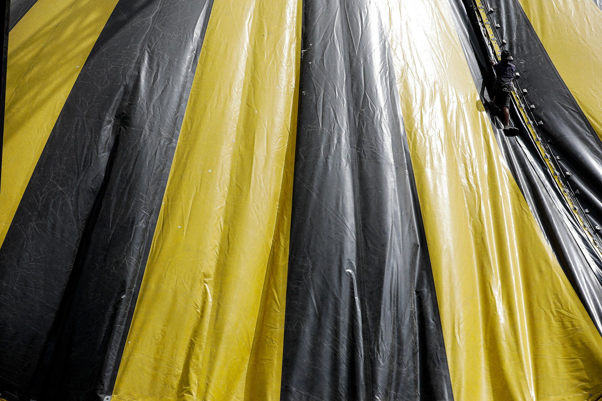 On 2 July 2019, fitters will erect the tent on the Halle Gartlage site in Osnabrück, where Circus Flic Flac will perform its new touring show from 4 to 14 July.