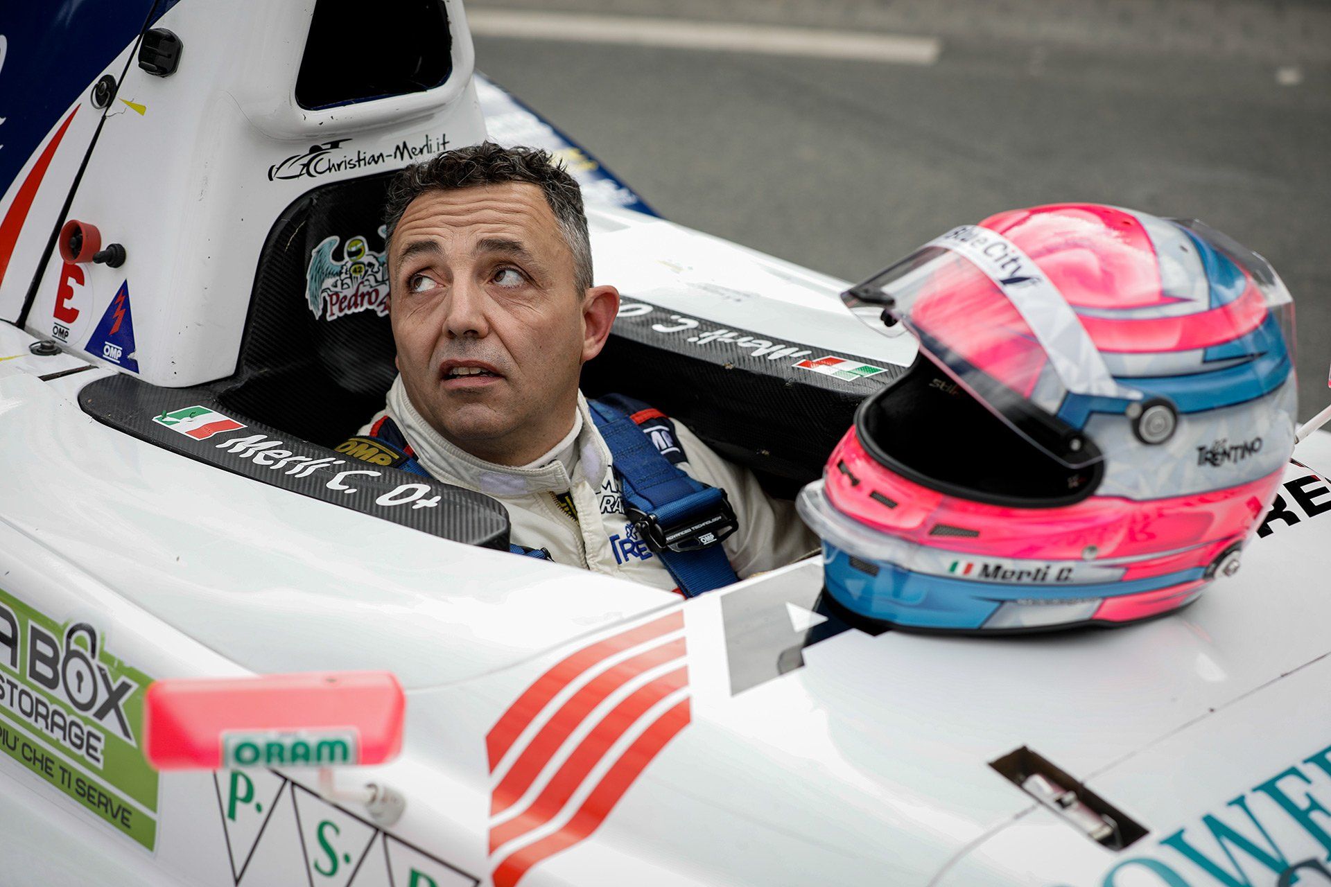 Favorit Christian Merli (ITA) leidet nach dem ersten Lauf am 04.08.2019 beim 52. Int. Osnabrücker Bergrennen am Uphöfener Berg in Hilter-Borgloh an einem Hydraulikproblem an seinem Osella FA30 Zytek LRM und muss angeschoben werden. Foto: David Ebener ***Stichworte*** Internationales Osnabrücker ADAC Bergrennen, MSC, Motorsport, Rennen, Rennsport, Rennstrecke, Hilter am Teutoburger Wald, aTW