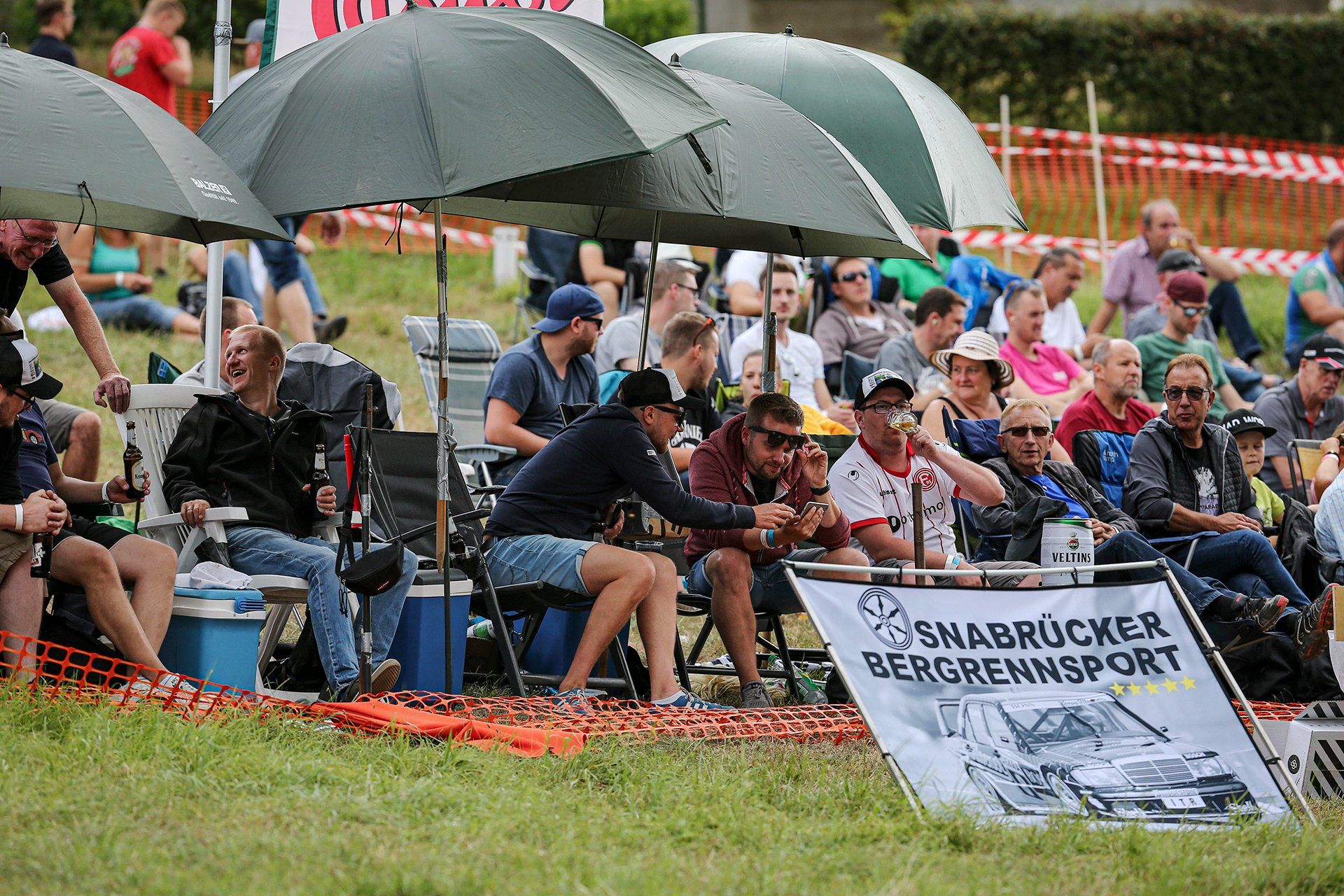 Zuschauer am 04.08.2019 beim 52. Int. Osnabrücker Bergrennen am Uphöfener Berg in Hilter-Borgloh. Foto: David Ebener ***Stichworte*** Internationales Osnabrücker ADAC Bergrennen, MSC, Motorsport, Rennen, Rennsport, Rennstrecke, Hilter am Teutoburger Wald, aTW