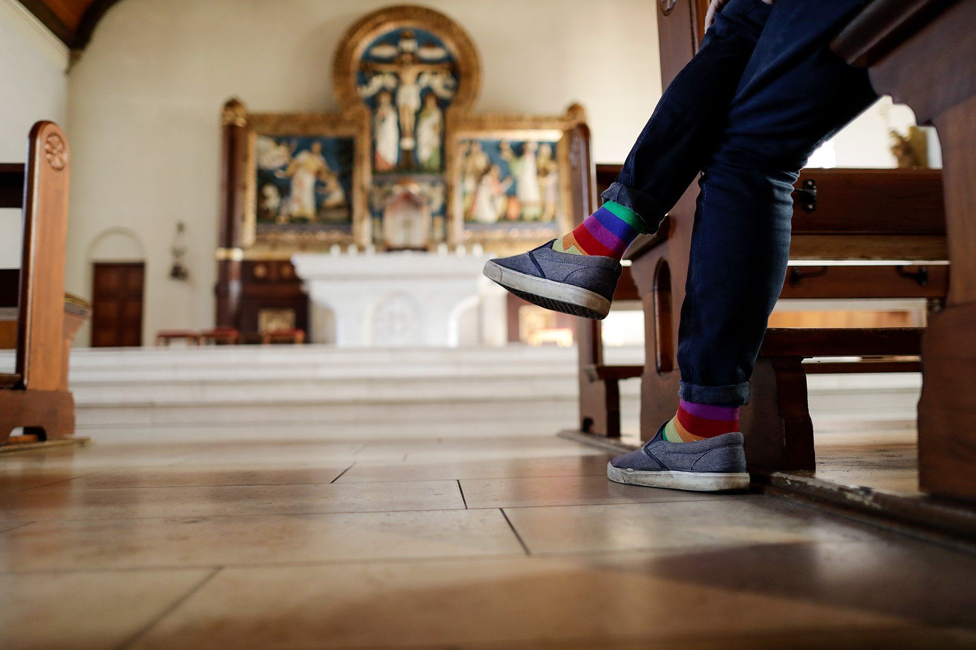 Regenbogensocken von Michael Lührmann, Homosexuell und in der katholischen Kirchengemeinde St. Josef engagiert, aufgenommen am 28.08.2019 in Wallenhorst. Foto: David Ebener ***Stichworte*** Queeres Niedersachsen, Queer, Schwul, lesbisch, bisexuell, transsexuell, transgender, Katholisch, Religion, Kirche, Regenbogen, Bunt