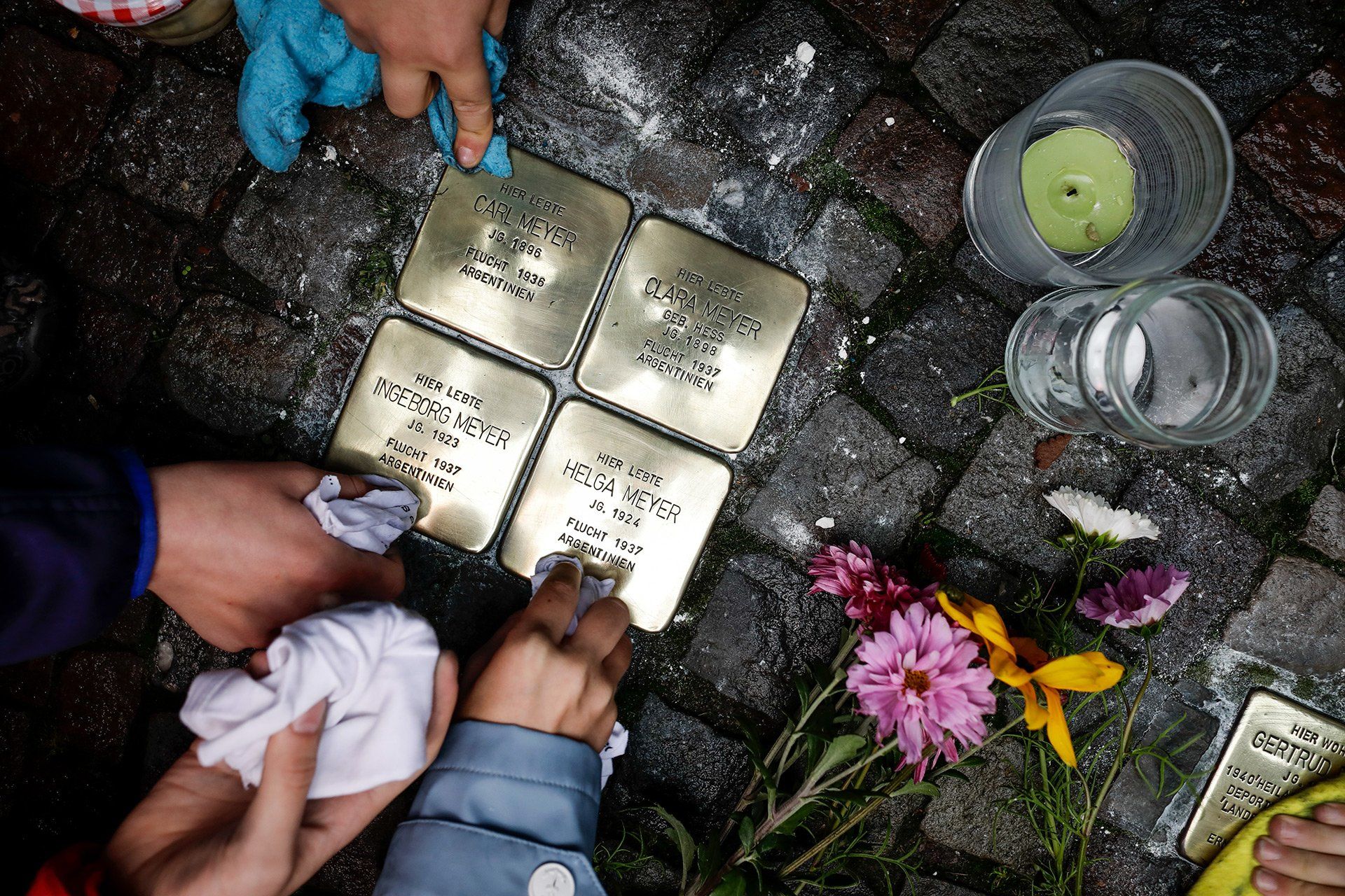 Das Gedenken in die Stadt tragen - Schülerinnen und Schüler der Thomas-Morus-Schule putzen am 01.10.2019 im Gedenken an die Pogromnacht von 1938 Stolpersteine, die in Erinnerung an die ermordeten jüdischen Mitbürger in Osnabrück verlegt worden sind. Foto: David Ebener ***Stichworte*** Thomas-Morus-Schule putzt Stolpersteine, Stolperstein, Erinnerung, Gedenken, Progrom