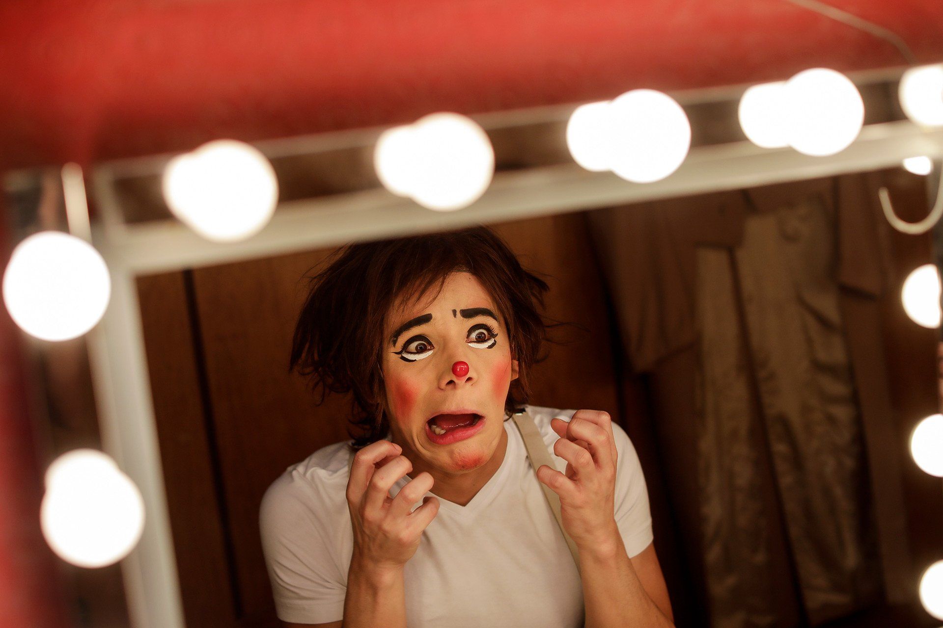 Marco Antonio Vega alias Clown Chistirrin gibt am 20.12.2019 in seiner Garderobe auf dem Gelände Halle Gartlage in Osnabrück, auf dem der Roncalli Weihnachtscircus vom 23. Dezember bis 05. Januar seine Vorstellungen gibt, pantomimisch Antworten auf ihm gestellte Fragen. Foto: David Ebener ***Stichworte*** #Roncalli, Circus Roncalli, Zirkus, Artisten, Weihnachtscircus, Weihnachtszirkus, Zirkusfamilie, Zirkusfamilien