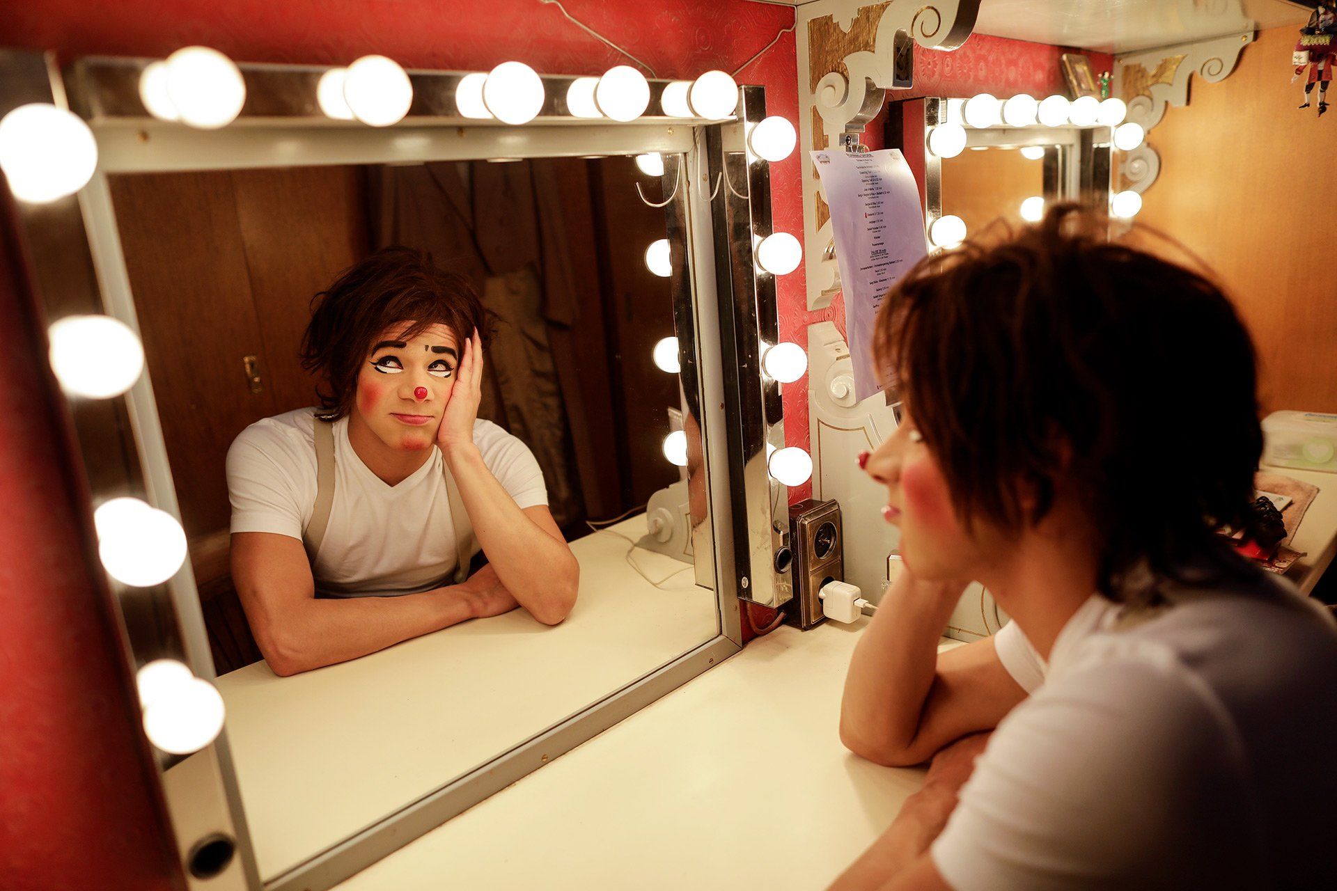 Marco Antonio Vega, alias Clown Chistirrin, gives pantomime answers to questions asked of him in his dressing room at Halle Gartlage in Osnabrück, where the Roncalli Christmas Circus will be performing from 23 December to 5 January. Photo: David Ebener ***Keywords*** #Roncalli, Circus Roncalli, circus, artists, Christmas circus, circus family, circus families