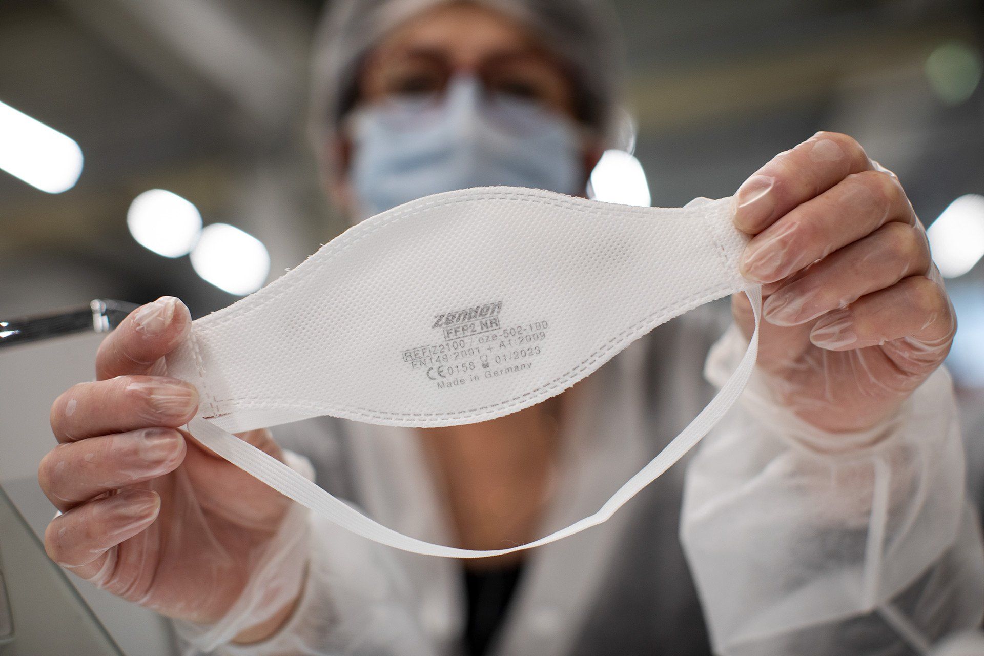 Mitarbeiter von Zender fertigen am 04.02.2021, in Zeiten der Coronavirus-Pandemie, Schutzmasken der Klasse FFP2 am zweiten Standort an der Carl-Lüer-Straße in Osnabrück. Foto: David Ebener ***Stichworte*** Zender Germany GmbH, Mundschutz, Mundschutzmaske, Schutzmaske, FFP2, Coronavirus, Corona-Virus, Corona Virus, Corona-Virus-Pandemie, SARS-CoV2, COVID-19, Krankheit, Krankheiten, Pandemie, Lungenkrankheit