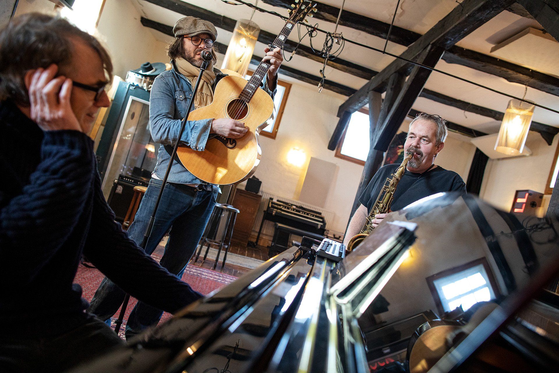 Musiker Martin Schmeing (von links), Christian Steiffen alias Hardy Schwetter und Saxophonist Tommy Schneller proben am 07.02.2020 im Tonstudio „Mühle der Freundschaft“ in Bad Iburg. Foto: David Ebener ***Stichworte*** Kriegst ja 'n Steifen, Gott Of Schlager, Musik, Konzert, Das Original Haseland Orchester