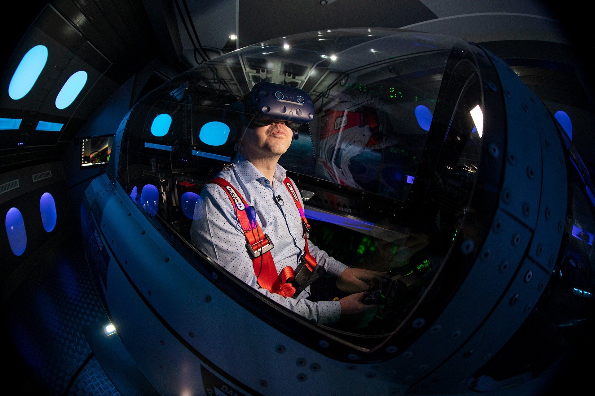 Jetpilot und NOZ-Redakteur Karsten Grosser testet am 11.03.2020 die VR Flugsimulation in einem originalgetreu gestalteten F/A 18C Hornet Cockpit auf dem ausgebauten Dachboden von Familie Marx in Melle. Foto: David Ebener ***Stichworte*** VR JET Simulations, Kampfjet, Jet, Simulator, Flugsimulator, Virtual Reality, McDonnell Douglas F/A 18C Hornet Cockpit, Reportage