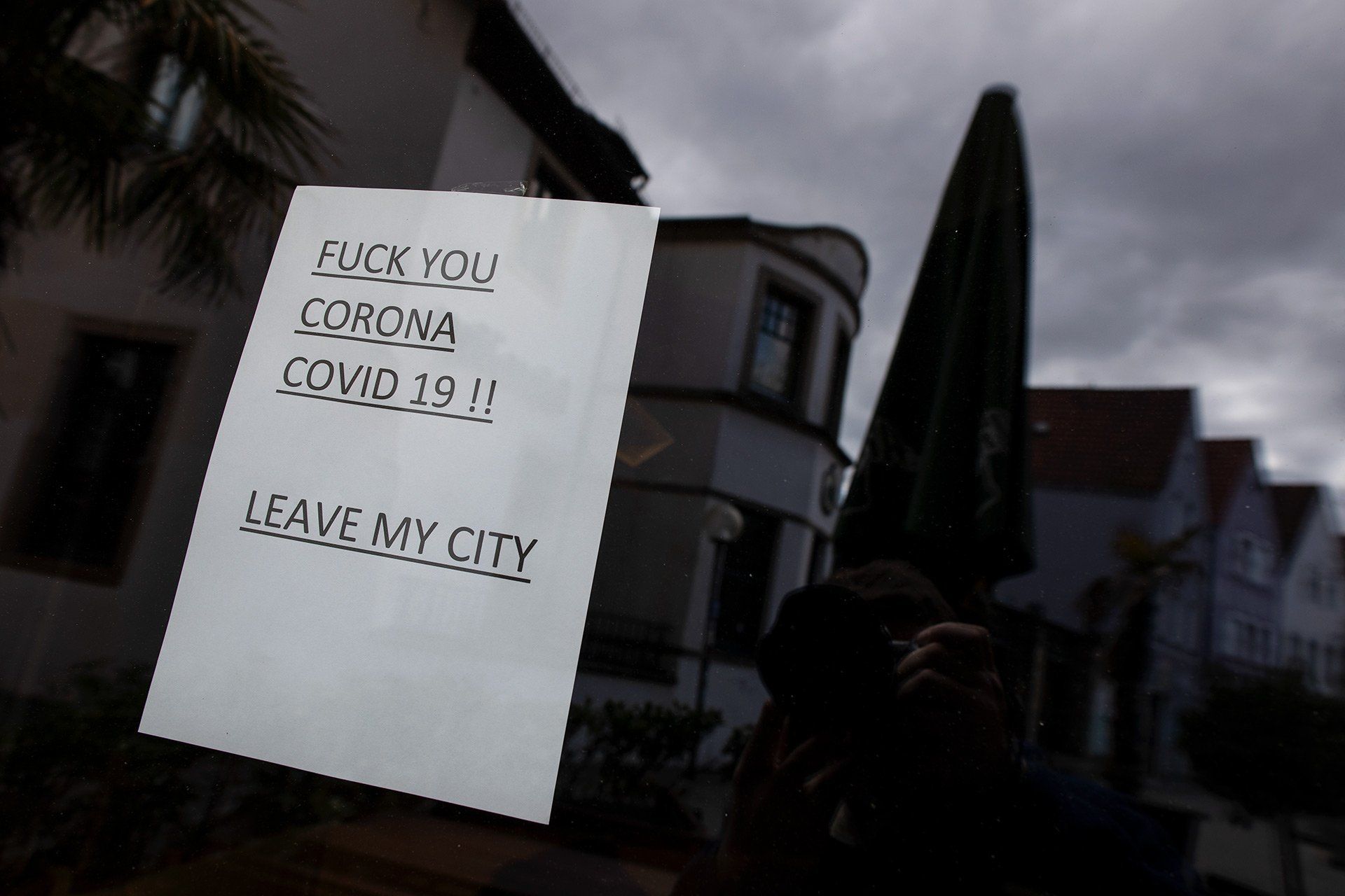 A note with the words ‘Fuck you Corona Covid 19!! Leave my City’ in the window of a bar - Osnabrück city centre during the coronavirus pandemic, taken on 21 March 2020. Photo: David Ebener ***Keywords*** Coronavirus, Corona virus, Corona virus pandemic, SARS-CoV2, SARS-CoV-2, COVID-19, disease, diseases, pandemic, lung disease