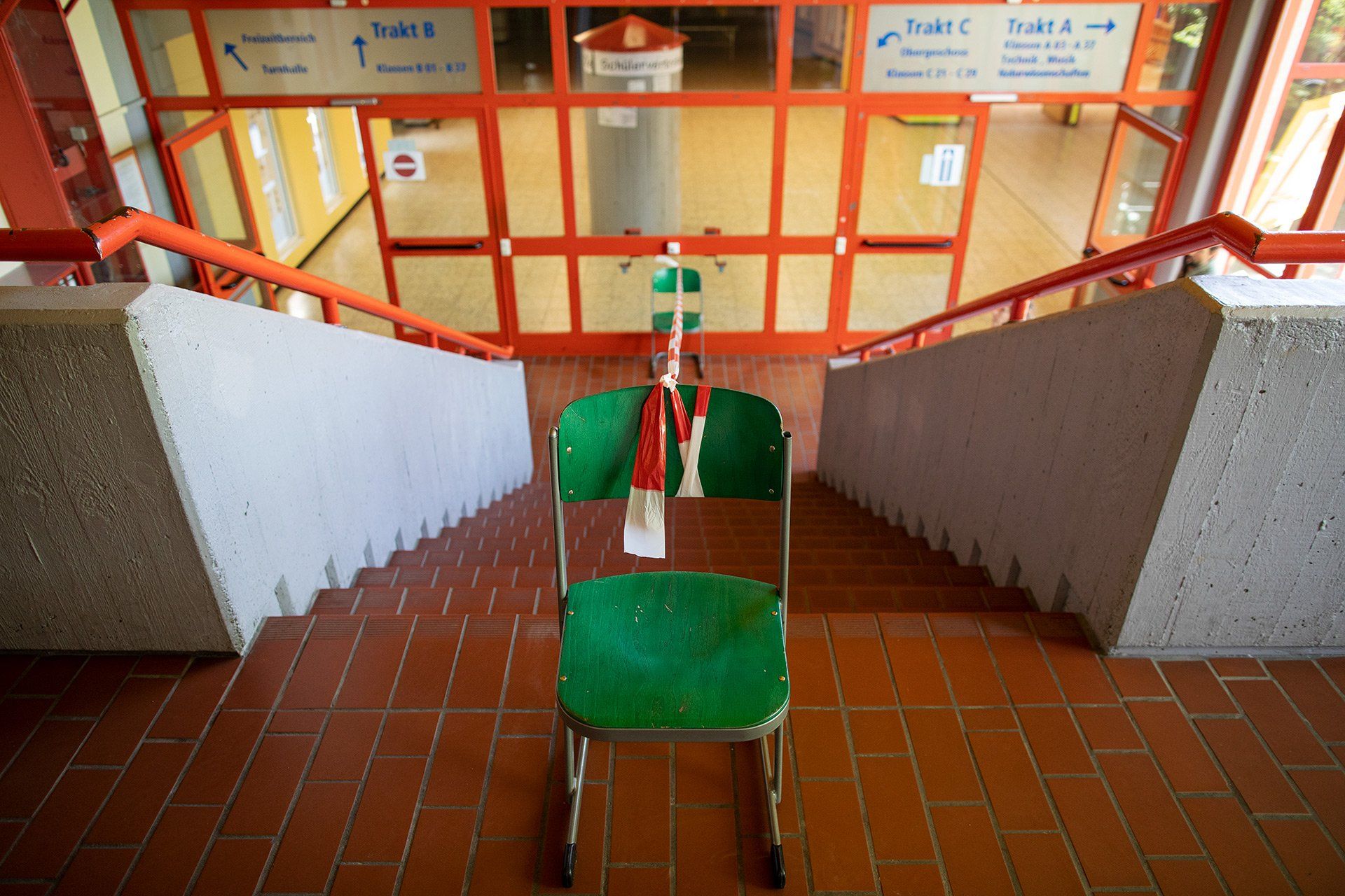 Die Gesamtschule Schinkel in Osnabrück bereitet sich am 24.04.2020 auf die Wiederaufnahme des Schulbetriebs nach der staatlich verordneten Schließung in Zeiten der Coronavirus-Pandemie vor. Foto: David Ebener ***Stichworte*** Absperrung, Absperrband, Flatterband, Unterricht, Schule, Schüler, Sicherheit, Coronavirus, Corona-Virus, Corona Virus, Corona-Virus-Pandemie, SARS-CoV2, COVID-19, Krankheit, Krankheiten, Pandemie, Lungenkrankheit