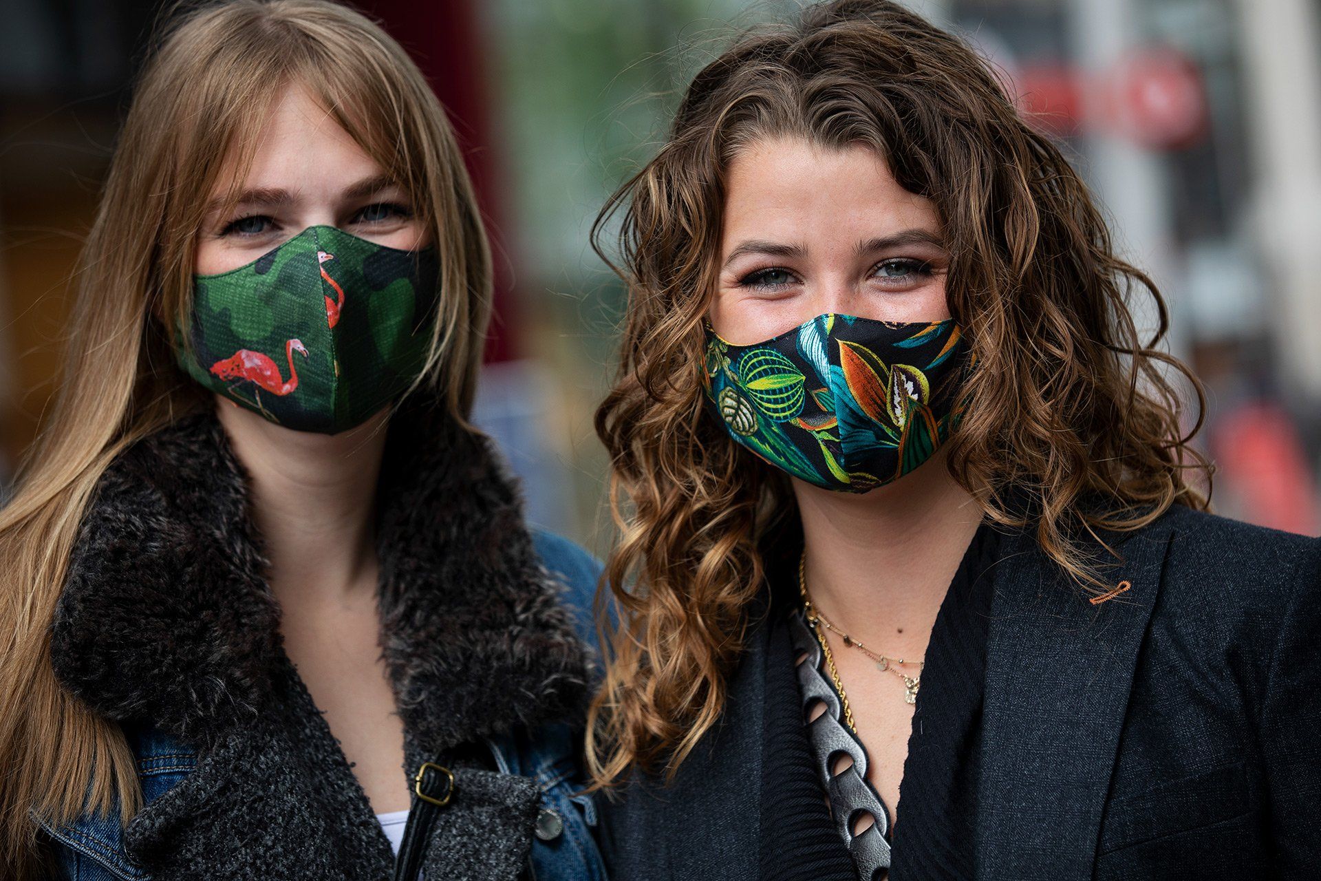 Maskenpflicht - Die Geschichte hinter dem Mundschutz - Paula Hahm (links) und Natalie Neijmann tragen Masken von „Stuff.Deluxe“, aufgenommen am 29.04.2020, in Zeiten der Coronavirus-Pandemie, in Osnabrück. Foto: David Ebener ***Stichworte*** Stuff Deluxe, Mundschutz, Mundschutzmaske, Schutzmaske, Coronavirus, Corona-Virus, Corona Virus, Corona-Virus-Pandemie, SARS-CoV2, COVID-19, Krankheit, Krankheiten, Pandemie, Lungenkrankheit