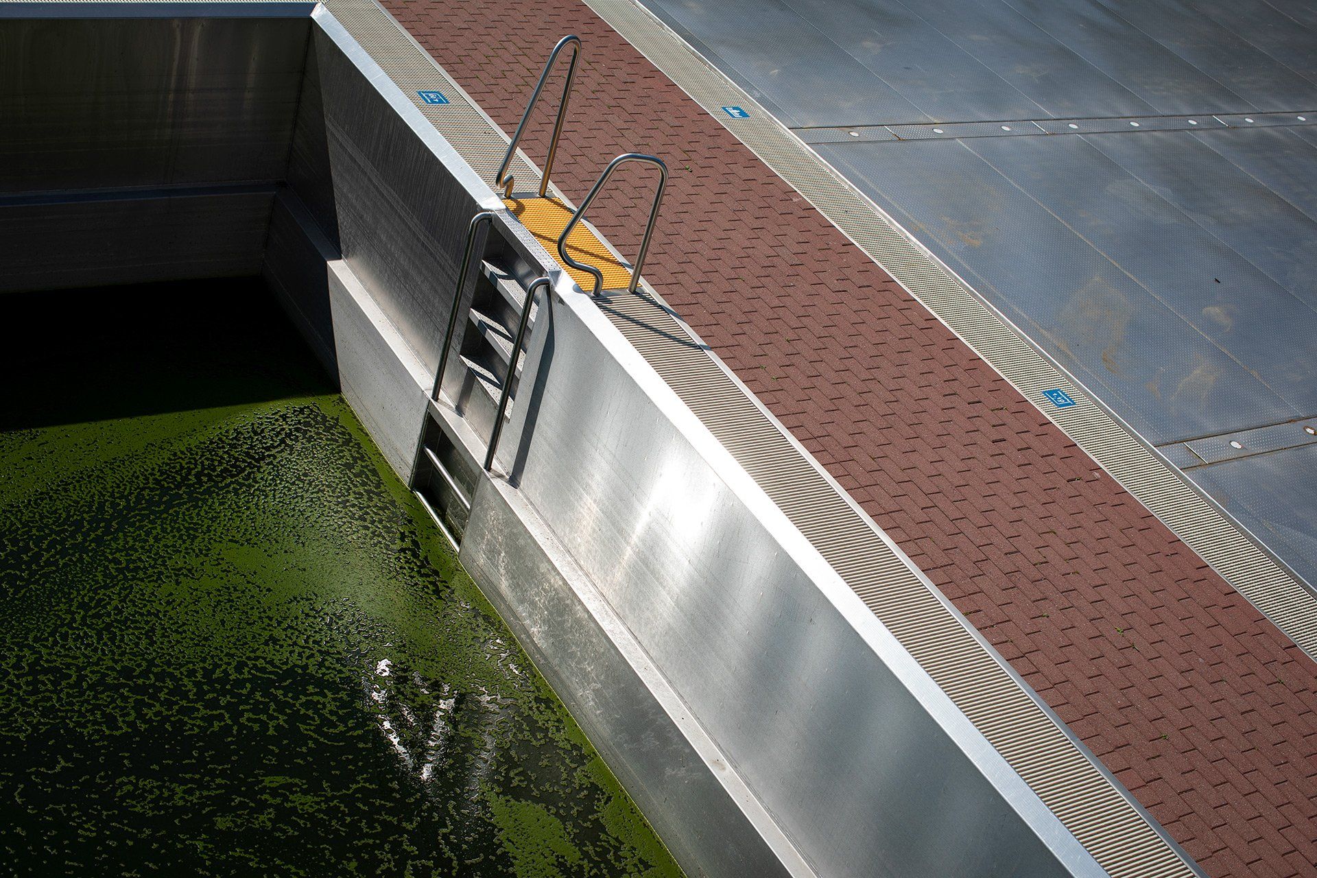 Altes Wasser im Springerbecken - Das Freibad des Moskaubades in Osnabrück bereitet sich am 08.05.2020 auf die Saisoneröffnung in Zeiten der Coronavirus-Pandemie vor. Foto: David Ebener ***Stichworte*** Bad, Freibad, Moskaubad, Coronavirus, Corona-Virus, Corona Virus, Corona-Virus-Pandemie, SARS-CoV2, COVID-19, Krankheit, Krankheiten, Pandemie, Lungenkrankheit