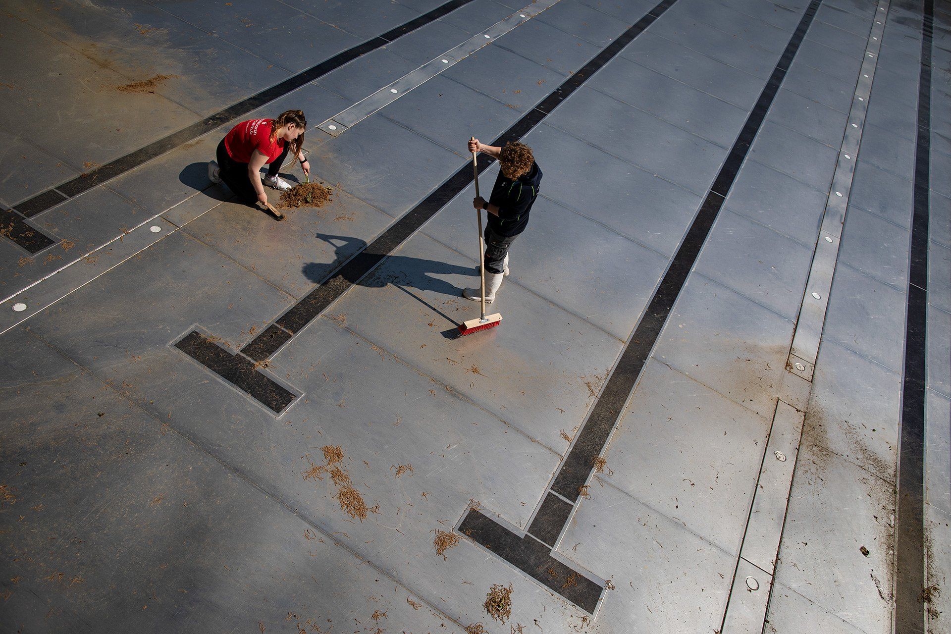 Die Azubis Ann-Christin und Tristan wurden dazu verdonnert am 08.05.2020 das leere Freibad des Moskaubades in Osnabrück zu fegen, um sich auf die Saisoneröffnung in Zeiten der Coronavirus-Pandemie vorzubereiten. Foto: David Ebener ***Stichworte*** Leer, Vorbereitung, Bad, Freibad, Moskaubad, Coronavirus, Corona-Virus, Corona Virus, Corona-Virus-Pandemie, SARS-CoV2, COVID-19, Krankheit, Krankheiten, Pandemie, Lungenkrankheit