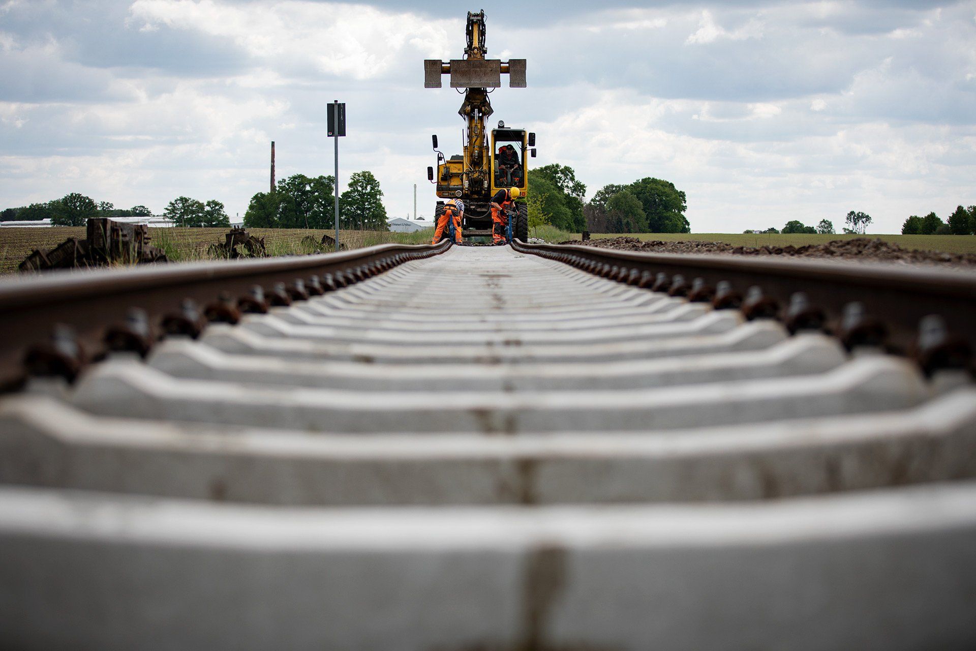Gleisarbeiten zur Reaktivierung der Teutoburger Wald Eisenbahn (TWE) am 13.05.2020 zwischen Bad Iburg und Bad Laer. Foto: David Ebener ***Stichworte*** Teutoburger Wald Eisenbahn, verlegen, Bahn, Bahnstrecke, Gleis, Gleise, Bad Laer, Bad Iburg