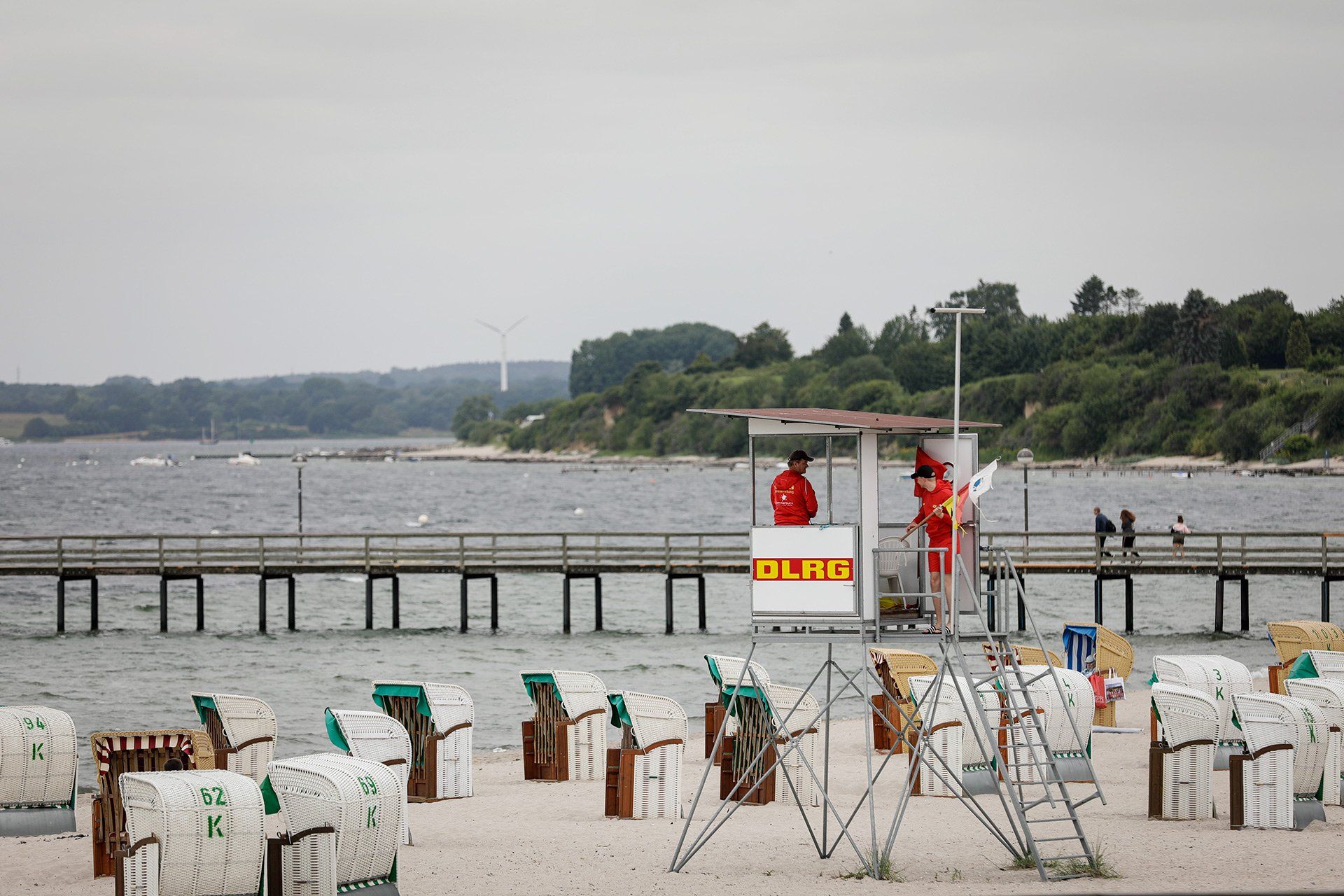 Vorsitzender Uwe Schürk und Bootsführer Julian Pott von der DLRG Ortsgruppe Osnabrück bewachen am 15.07.2019 den 1.000m langen Strand in Pelzerhaken bei Neustadt in Holstein an der Ostsee. Die Zeit, in der sich nur sehr wenige Badegäste am Strand aufhalten, nutzt die Wachmannschaft für Rettungsübungen. Foto: David Ebener ***Stichworte*** #Samstagsreportage, Samstagsreportage, Reportage, Deutsche Lebens-Rettungs-Gesellschaft, Rettungsschwimmer, Wachmannschaft, Wachstation, Ehrenamt, Küste, Waterkant