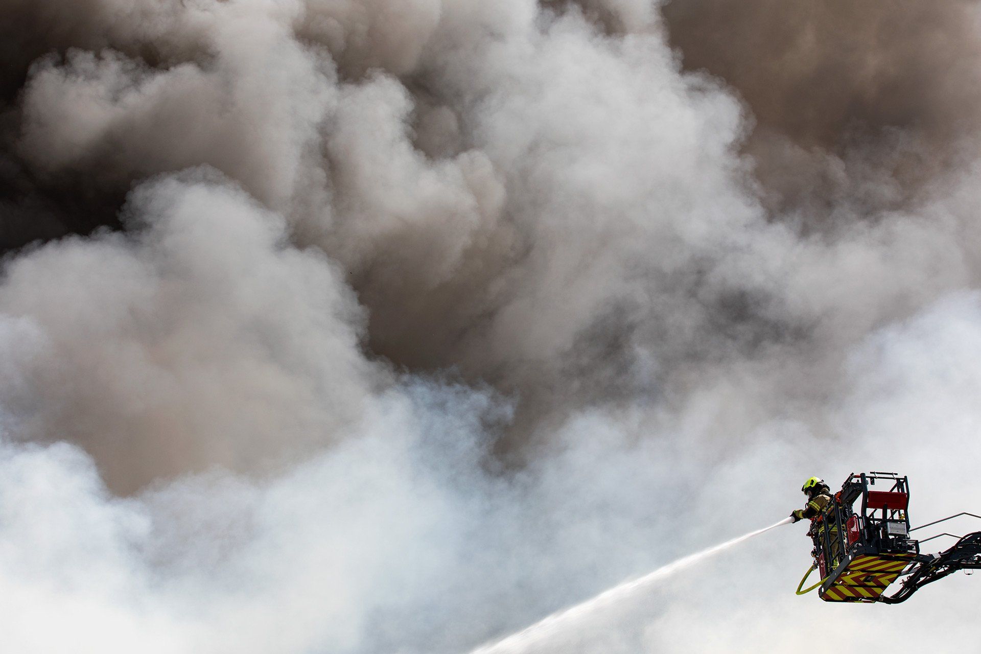 Großband bei Belkola / Mitsubishi-Autohaus Holtmeyer am 20.07.2020 in der Gesmolder Straße 63 Osnabrück. Foto: David Ebener ***Stichworte*** Brand Belkola / Mitsubishi, Brand, Feuer, Feuerwehr, Großband