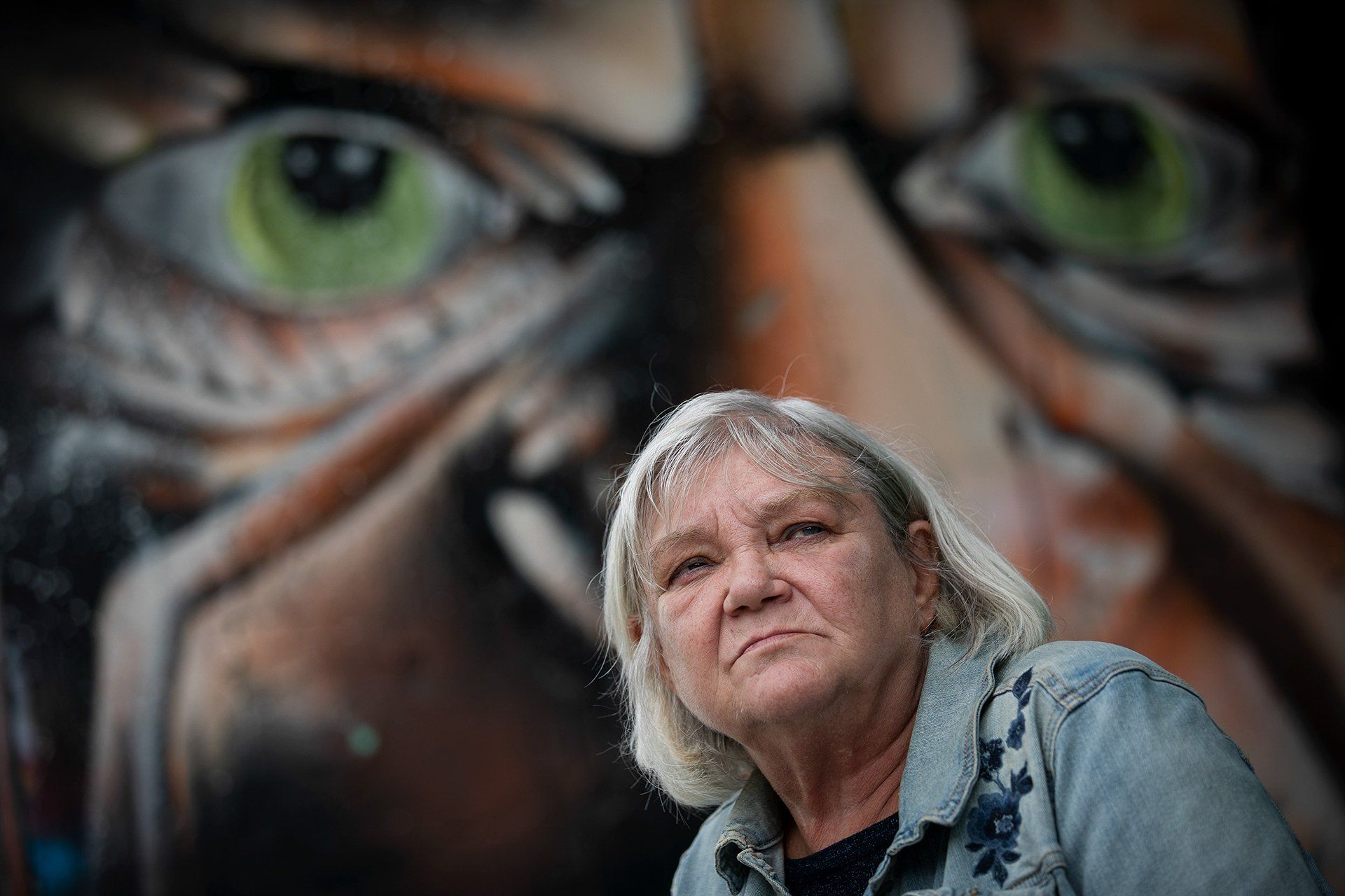 Betreiberin Conny Overbeck spricht am 28.07.2020 vor dem Hintereingang des in Zeiten der Coronavirus-Pandemie geschlossenen Hyde Park in Osnabrück mit NOZ-Redakteur Tom Bullmann. Foto: David Ebener ***Stichworte*** Hyde Park, Hydepark, Disco, Diskothek, Musikclub, Coronavirus, Corona-Virus, Corona Virus, Corona-Virus-Pandemie, SARS-CoV2, SARS-CoV-2, COVID-19, Krankheit, Krankheiten, Pandemie, Lungenkrankheit