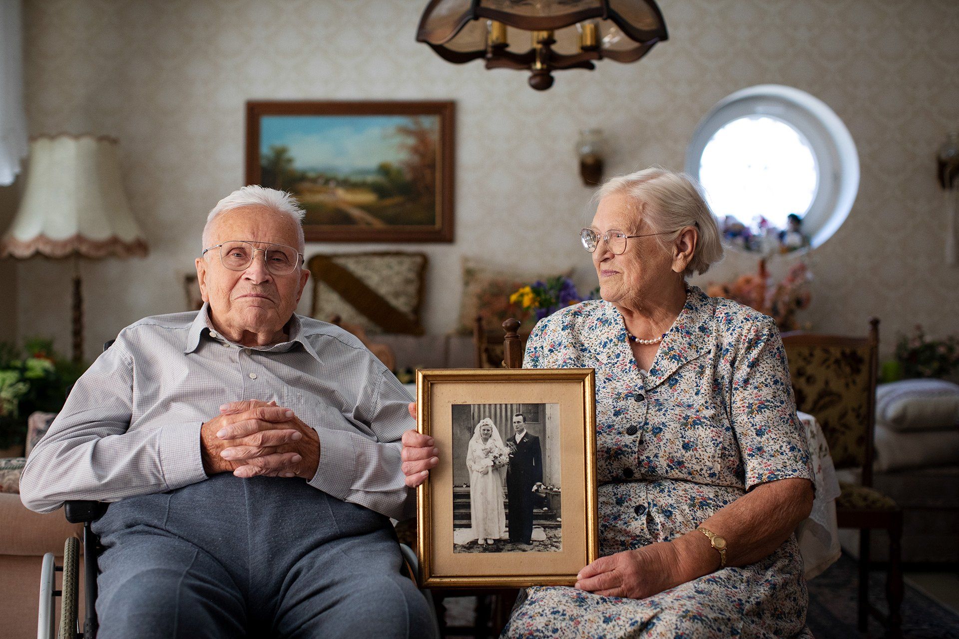 Das Ehepaar Eva und Erhard Menzel, das am 08. August Gnadenhochzeit (70 Jahre) feiert, zeigt am 31.07.2020 in ihrem Haus in Lotte-Wersen ein Hochzeitsfoto. Foto: David Ebener ***Stichworte*** Ehepaar Menzel feiert Gnadenhochzeit, Ehe, Paar, Lotte, WT