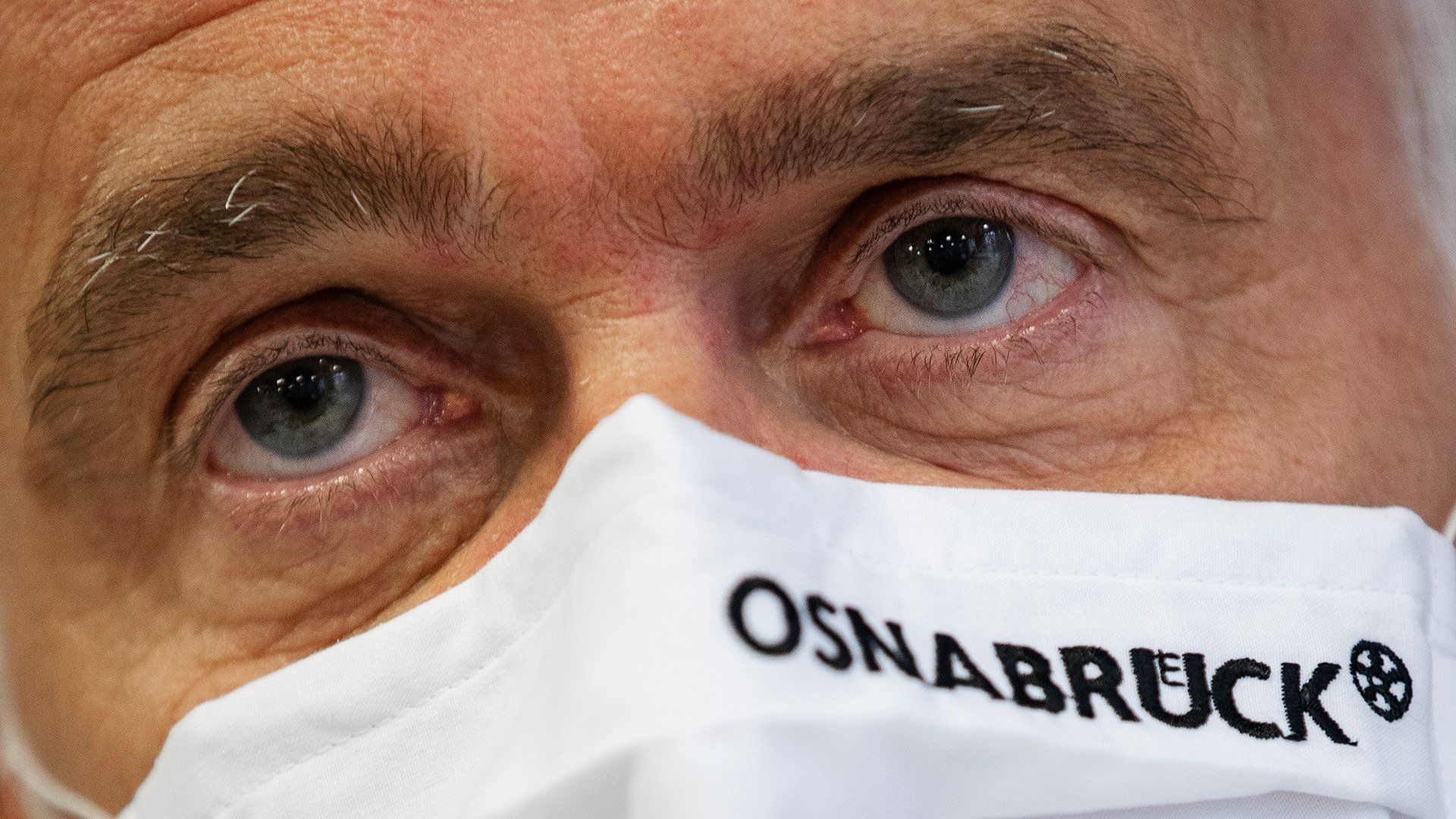 Oberbürgermeister Wolfgang Griesert (CDU) informiert am 23.10.2020 im Marienhospital Osnabrück Standort Natruper Holz über die Teilnahme an MuSPAD, einer bundesweiten Antikörperstudie des Helmholtz-Zentrums für Infektionsforschung GmbH (HZI) zur Verbreitung von SARS-CoV-2. Foto: David Ebener ***Stichworte*** Symbolbild, Symbolfoto, MuSPAD, Helmholtz-Zentrum für Infektionsforschung, HZI, Antikörper, Niels-Stensen-Kliniken, Coronavirus, Corona-Virus, Corona Virus, Corona-Virus-Pandemie, SARS-CoV2, SARS-CoV-2, COVID-19, Krankheit, Krankheiten, Pandemie, Lungenkrankheit, Mundschutz, Mundschutzmaske, Schutzmaske