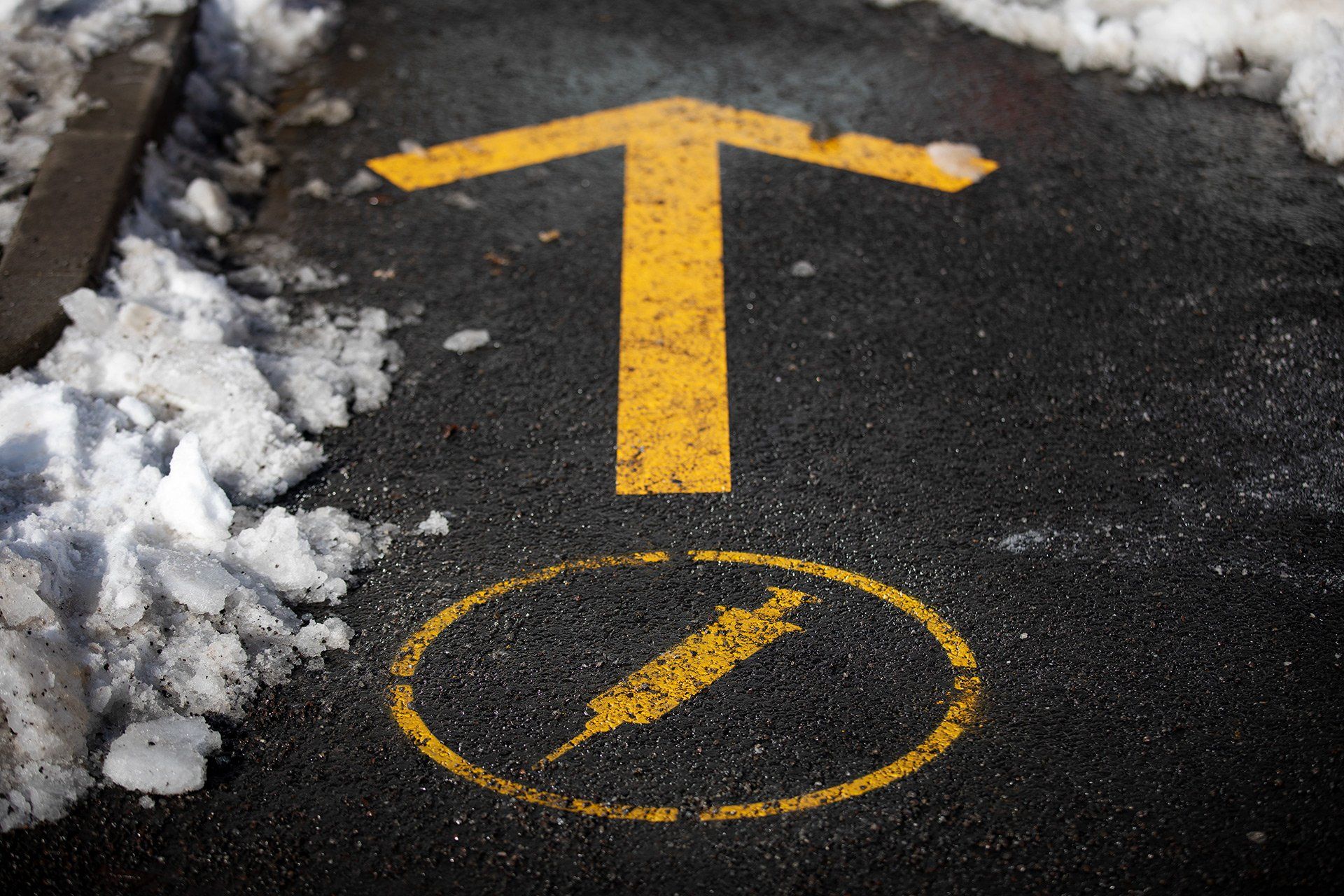 Ein Impf-Piktogramm mit Spritze weist am 11.02.2021 den Weg zum Impfzentrum Schlosswallhalle in Osnabrück. Foto: David Ebener ***Stichworte*** Symbolbild, Symbolfoto, Illustration, Piktogramm, Sharrow, Sharrows, Impfen, Impfung, Coronavirus, Corona-Virus, Corona Virus, Corona-Virus-Pandemie, SARS-CoV2, COVID-19, Krankheit, Krankheiten, Pandemie, Lungenkrankheit, dam-archivnkrankheit