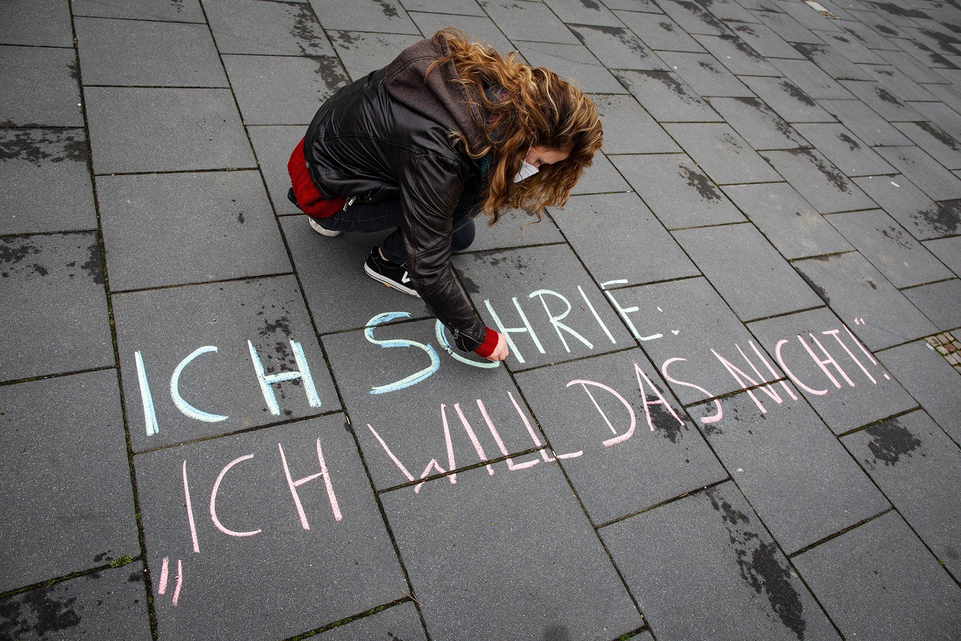 Catcallsofosna machen am 22.03.2021 auf dem Theodor-Heuss-Platz vor dem Hauptbahnhof Osnabrück mit Straßenkreide auf Belästigung aufmerksam. Foto: David Ebener ***Stichworte*** #catcallsofosna, @catcallsofosna, Catcalls of Osna, Keide, Ankreiden, Sexuelle Belästigung, Bahnhof, Instagram