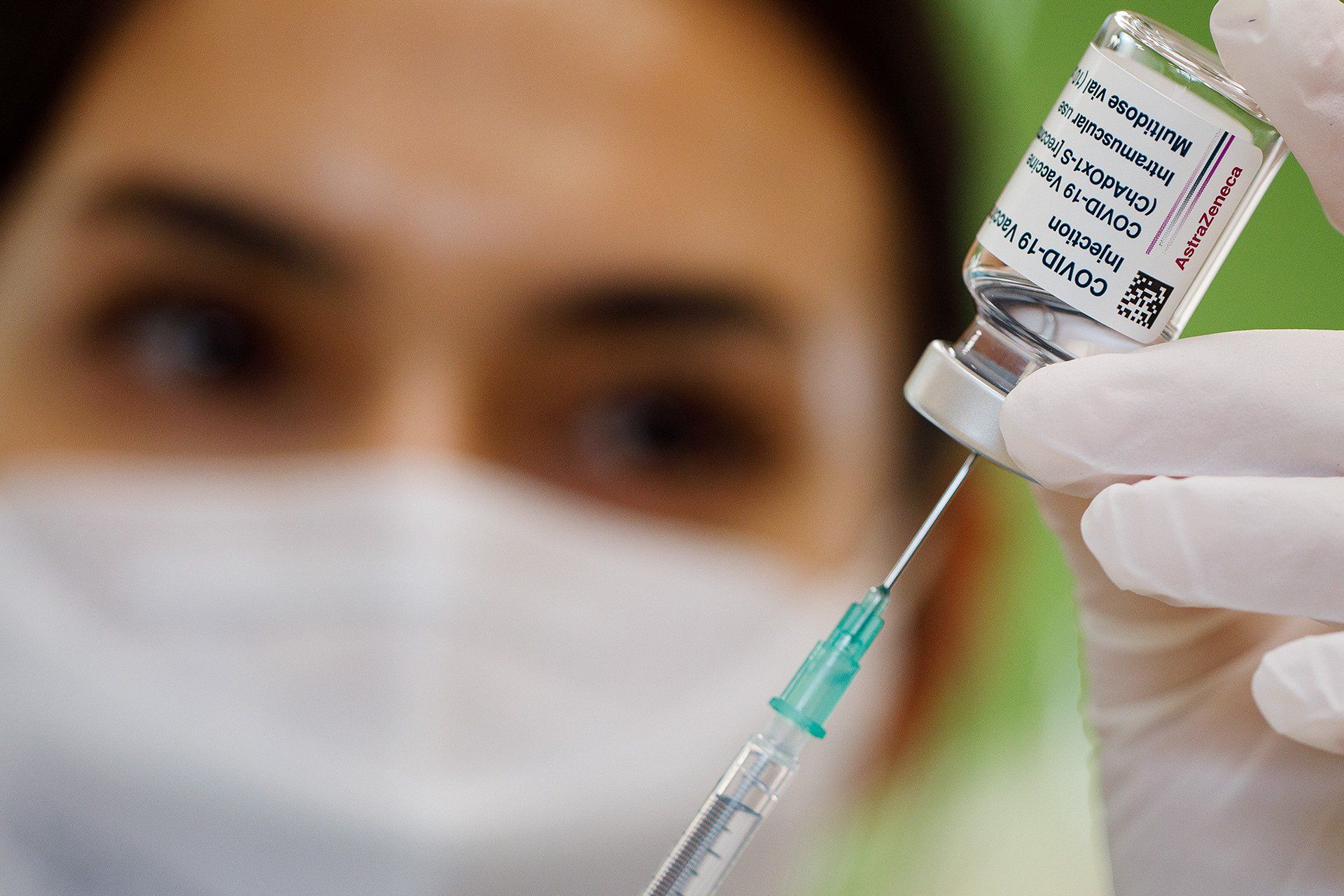 Impflinge werden am 07.05.2021 im provisorischen Impfzentrum in der Gesamtschule Schinkel in Osnabrück mit dem vektorbasierten Impfstoff „Vaxzevria“ (COVID-19 Vaccine AstraZeneca) gegen das Coronavirus SARS-CoV2 geimpft. Foto: David Ebener ***Stichworte*** Vaxzevria, Impfen, Impfung, Coronavirus, Corona-Virus, Corona Virus, Corona-Virus-Pandemie, SARS-CoV2, COVID-19, Krankheit, Krankheiten, Pandemie, Lungenkrankheit, dam-archiv