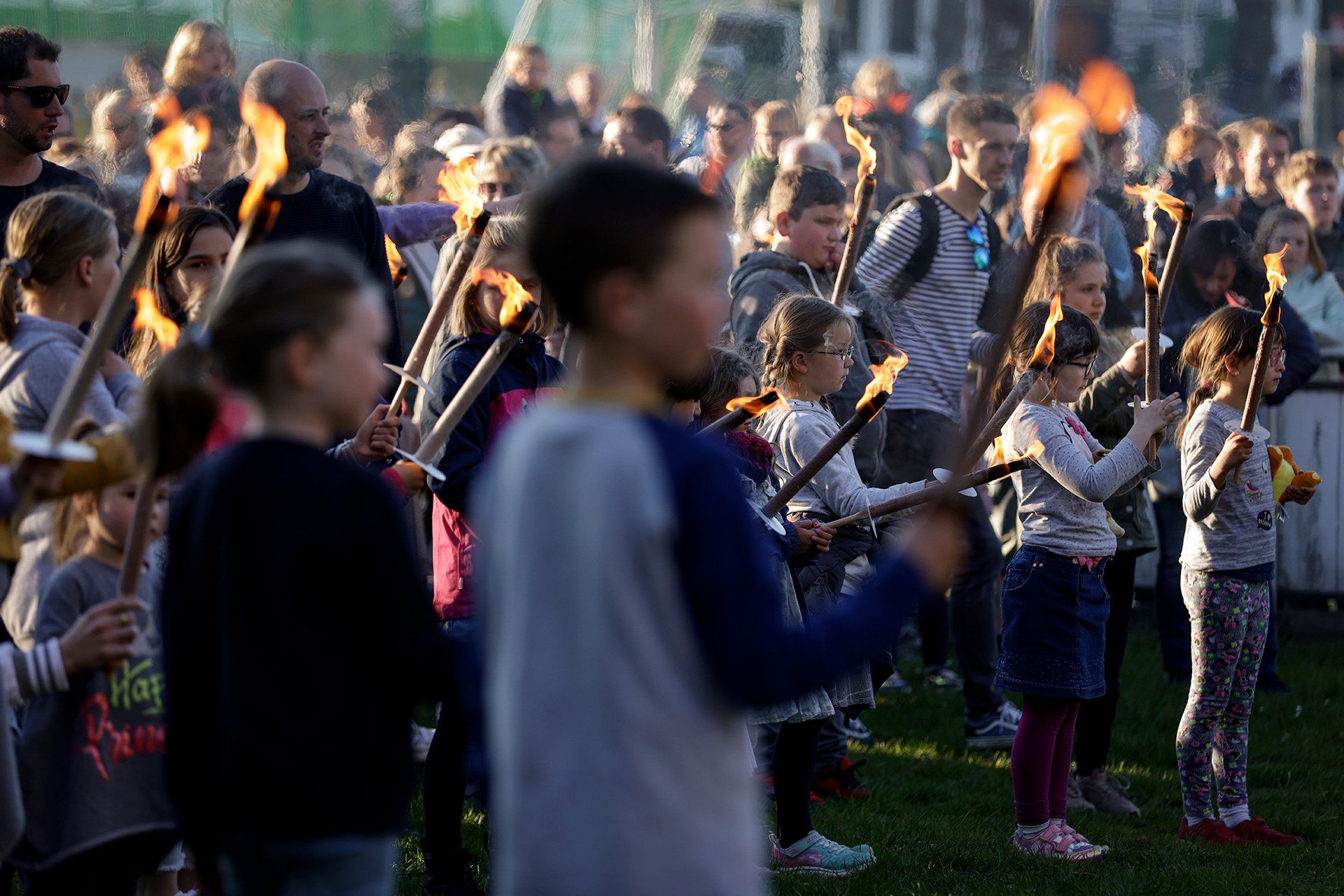 Entzünden der Fackeln der Kinder in der Christus König Kirche für das traditionelle Osterfeuer des Sportvereins TuS Haste 01 am 17.04.2022 in Osnabrück. Foto: David Ebener ***Stichworte*** Ostern, Ostersonntag, Brauchtum, dam-archiv