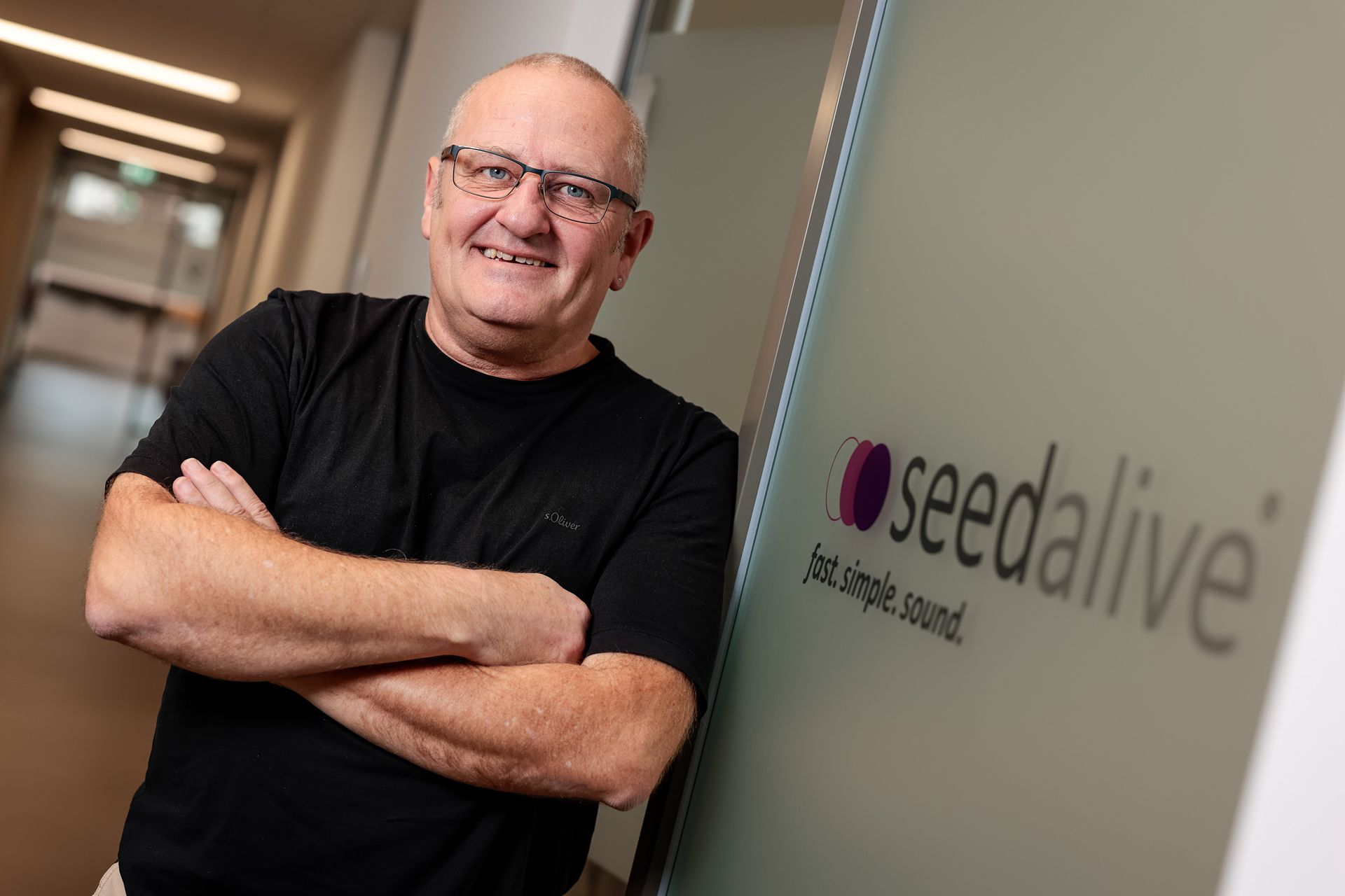 seedalive hat eine neue, effiziente und reproduzierbare Methode zur Vorhersage der Keimfähigkeit von Pflanzensamen entwickelt. Einzelne Samen werden in einer Reaktionslösung 4 Stunden inkubiert.
Anschließend kann unter Einsatz von KI schnell und einfach bestimmt werden, ob das Saatgut vital, alternd oder bereits tot ist.
Vorhersagen über den Alterungsverlauf der Samen und die Triebkraft der Keimlinge sind ebenfalls möglich.