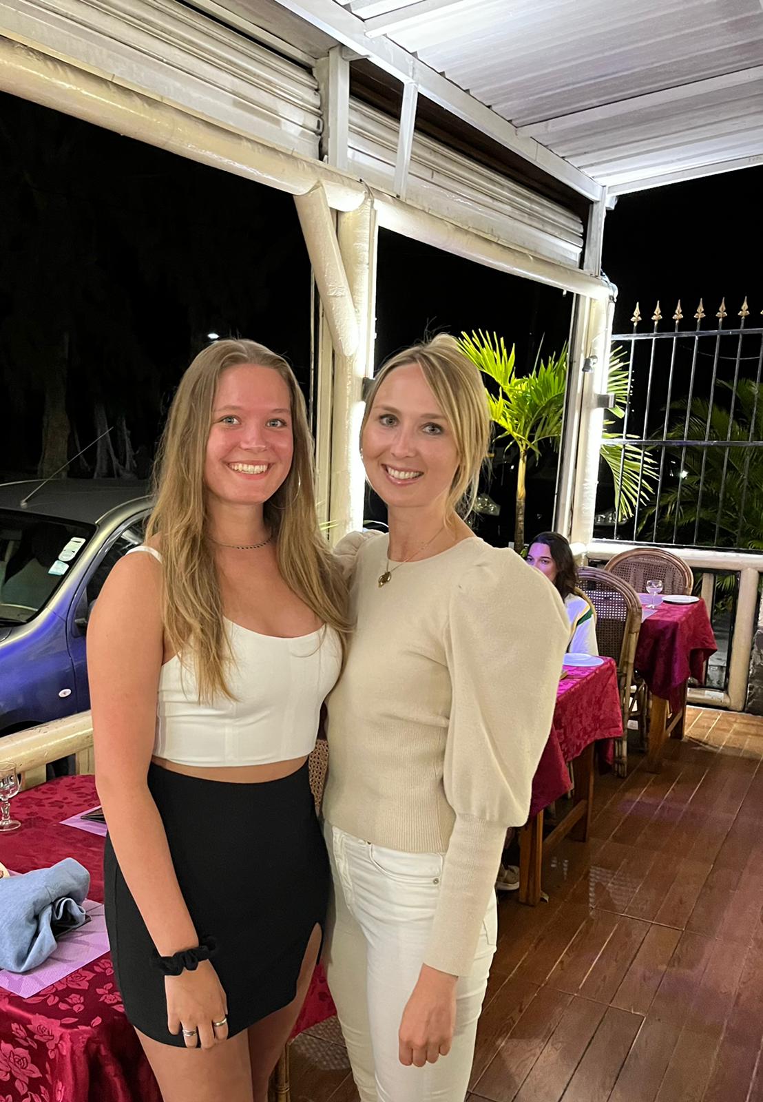 Pia aus der Q2 trifft Frau Karner auf Mauritius