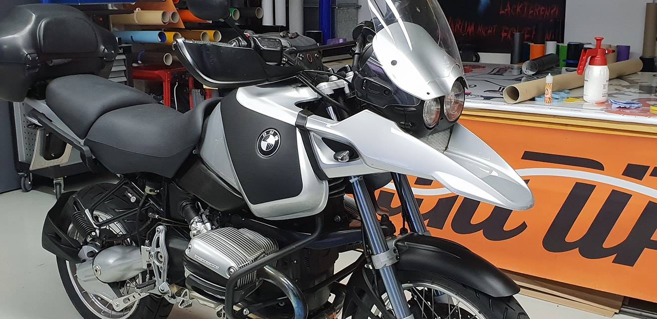 Frontansicht von schwarzer Folierung an einer BMW R1150 GS.