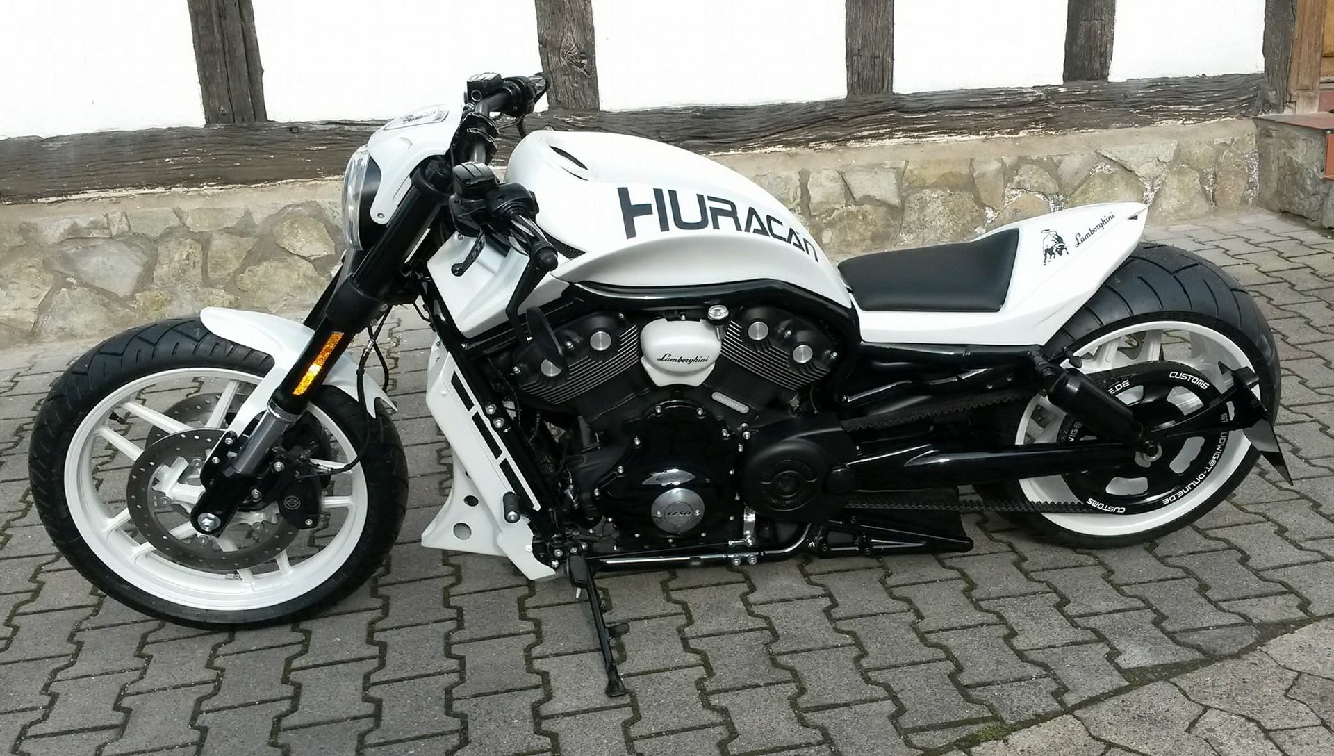 Seitenansicht von Harley Davidson V Rod Custom mit Folierung.Motorrad