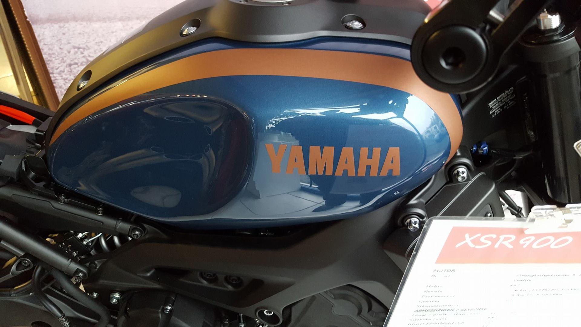 Seitenanischt von foliertem Motorrad-Tank einer Yamaha.