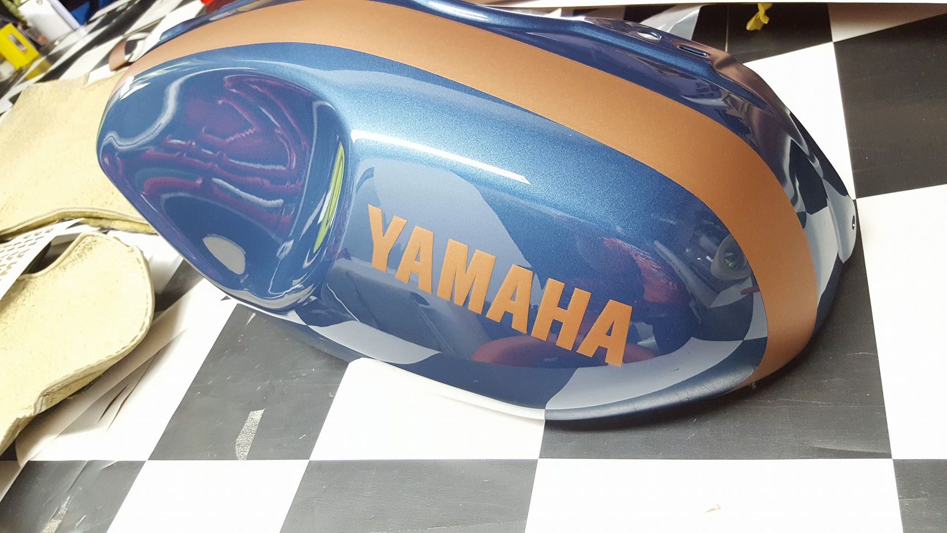Detailansicht von foliertem Motorrad-Tank einer Yamaha.