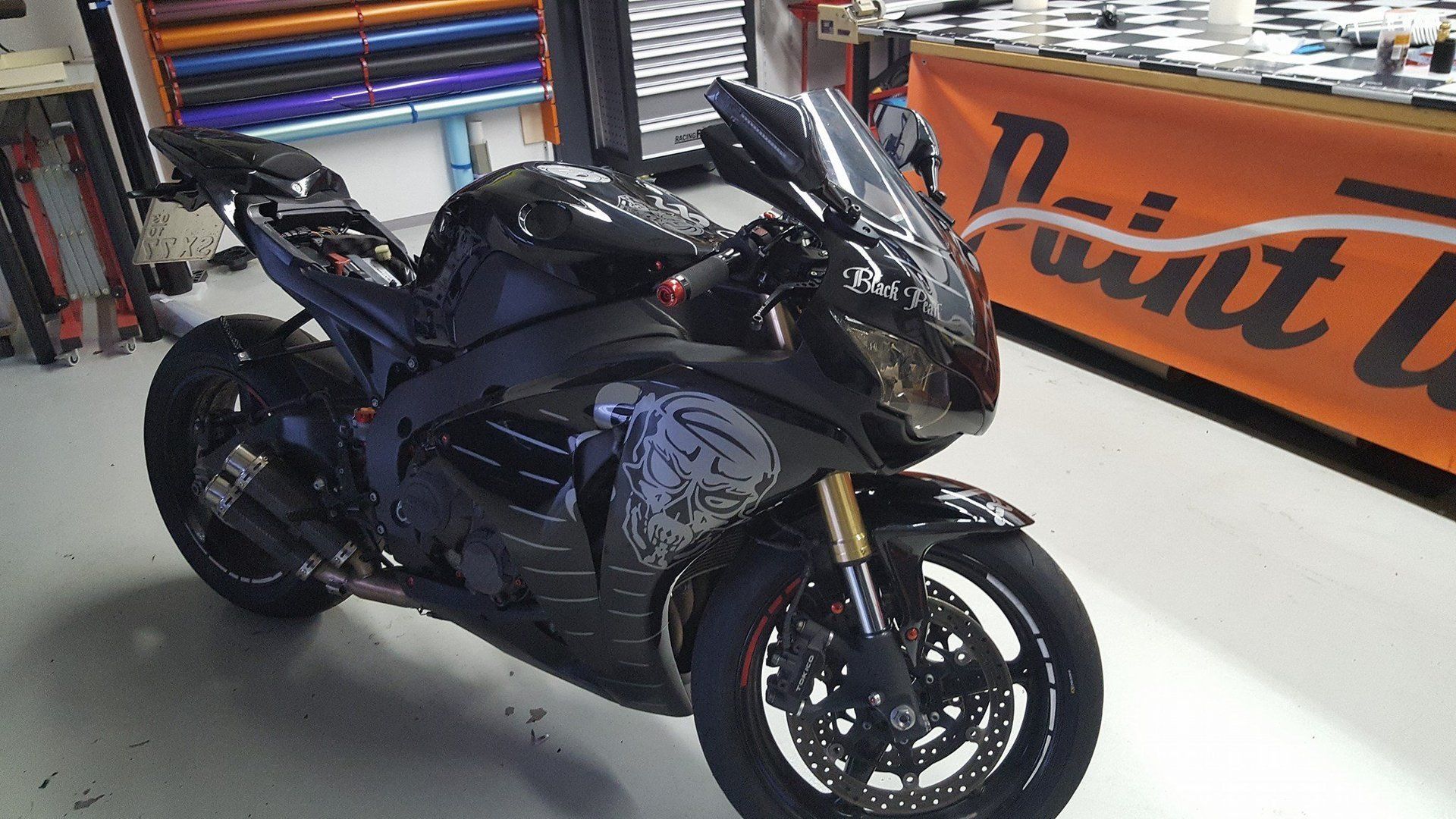 Frontansicht von Motorrad Honda CBR1000RR mit Folierung.